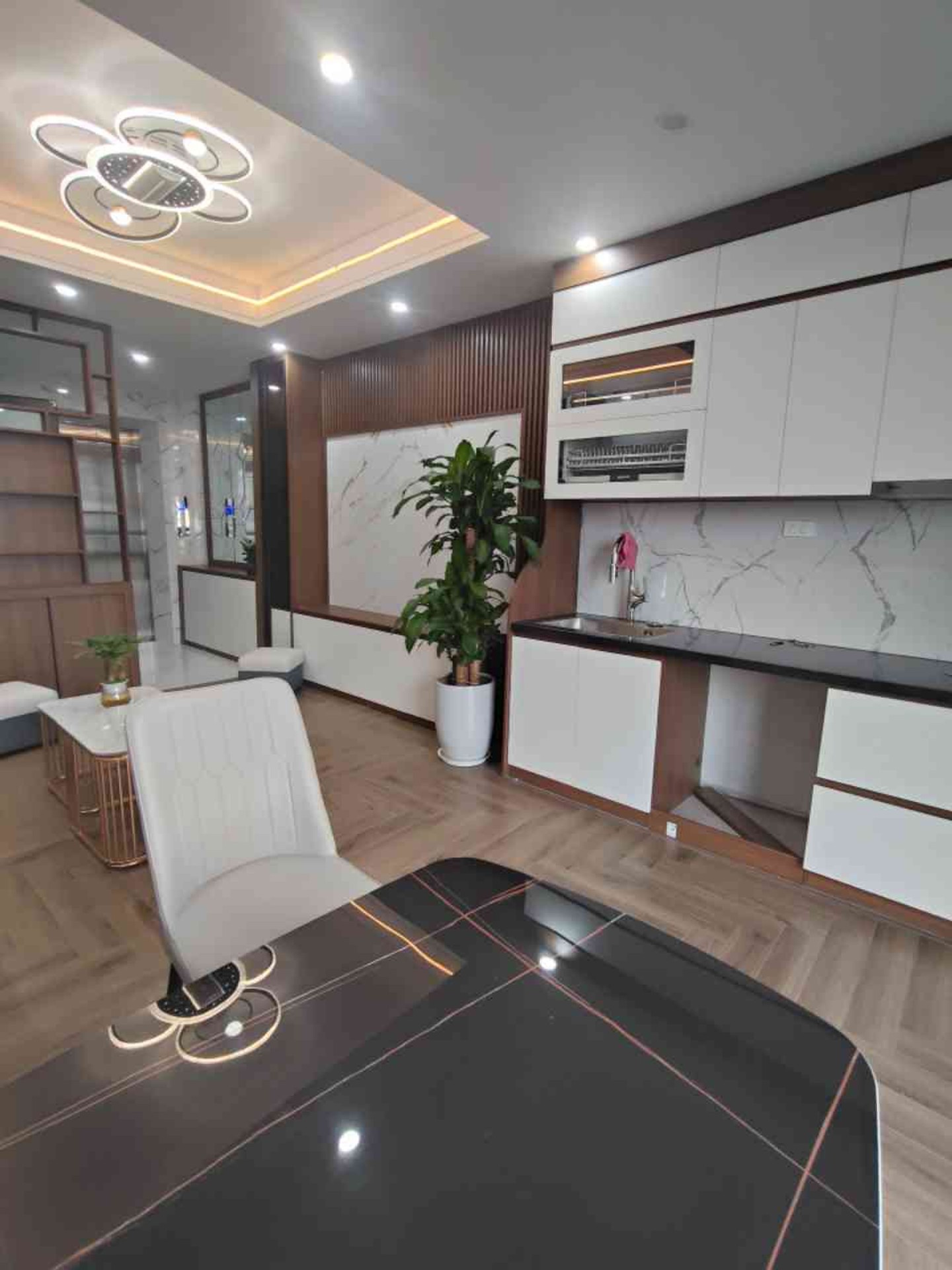 Bán nhà Bằng Liệt - diện tích 35m2 6 tầng - ô tô đỗ cửa - giá 11,8 tỷ