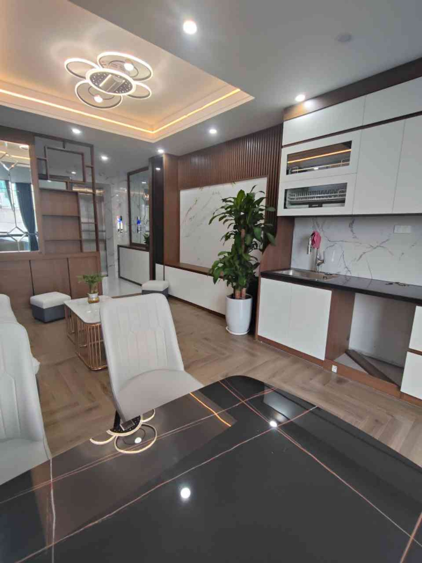 Bán nhà Bằng Liệt - diện tích 35m2 6 tầng - ô tô đỗ cửa - giá 11,8 tỷ