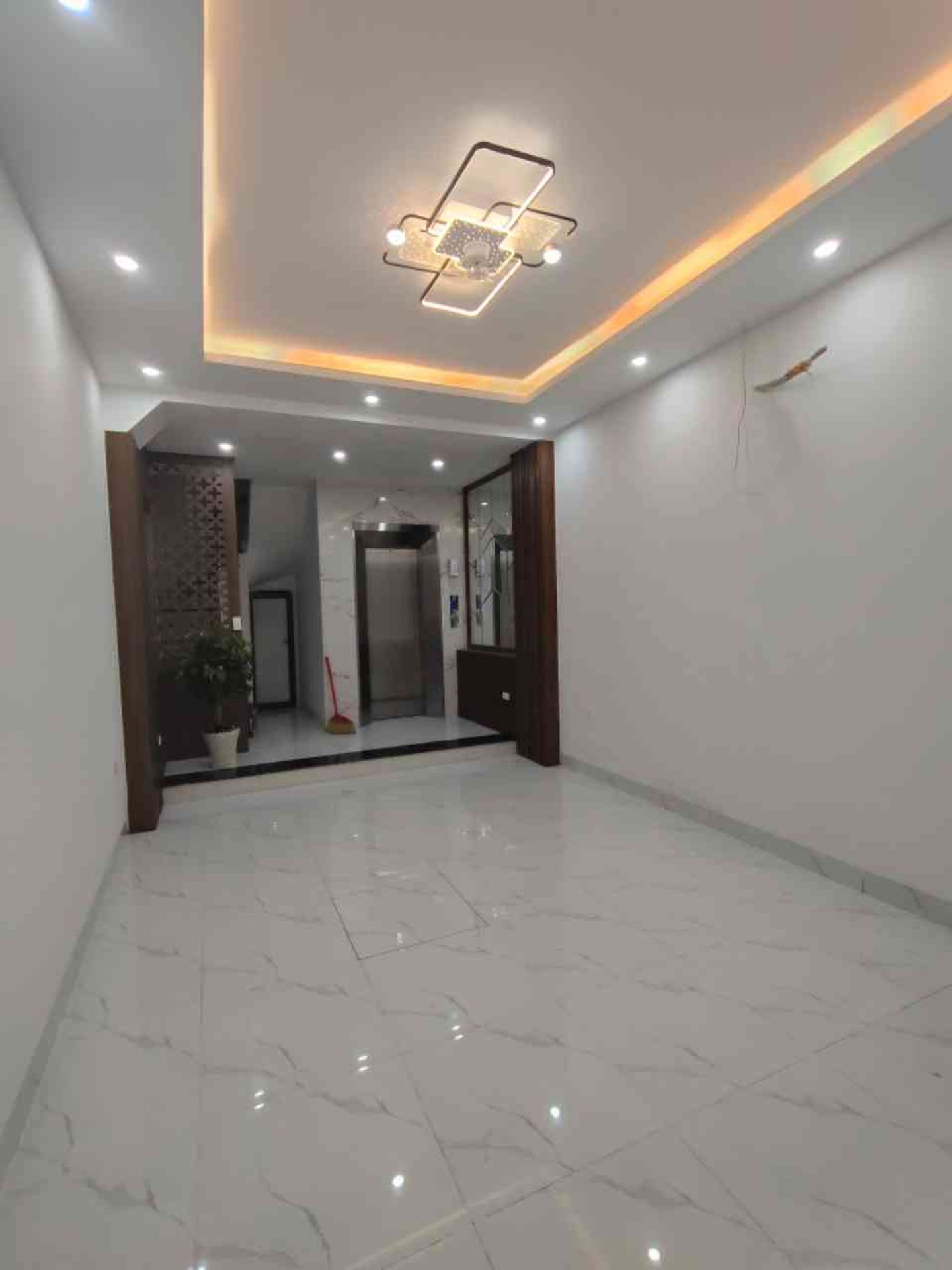 Bán nhà Bằng Liệt - diện tích 35m2 6 tầng - ô tô đỗ cửa - giá 11,8 tỷ