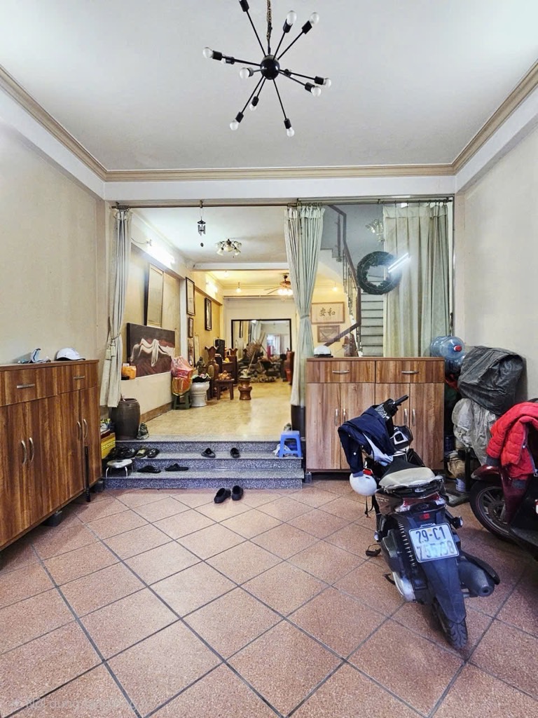 Bán nhà Nguyễn Khoái - diện tích 76m2 4 tầng - ô tô đỗ cổng - giá 15,2 tỷ