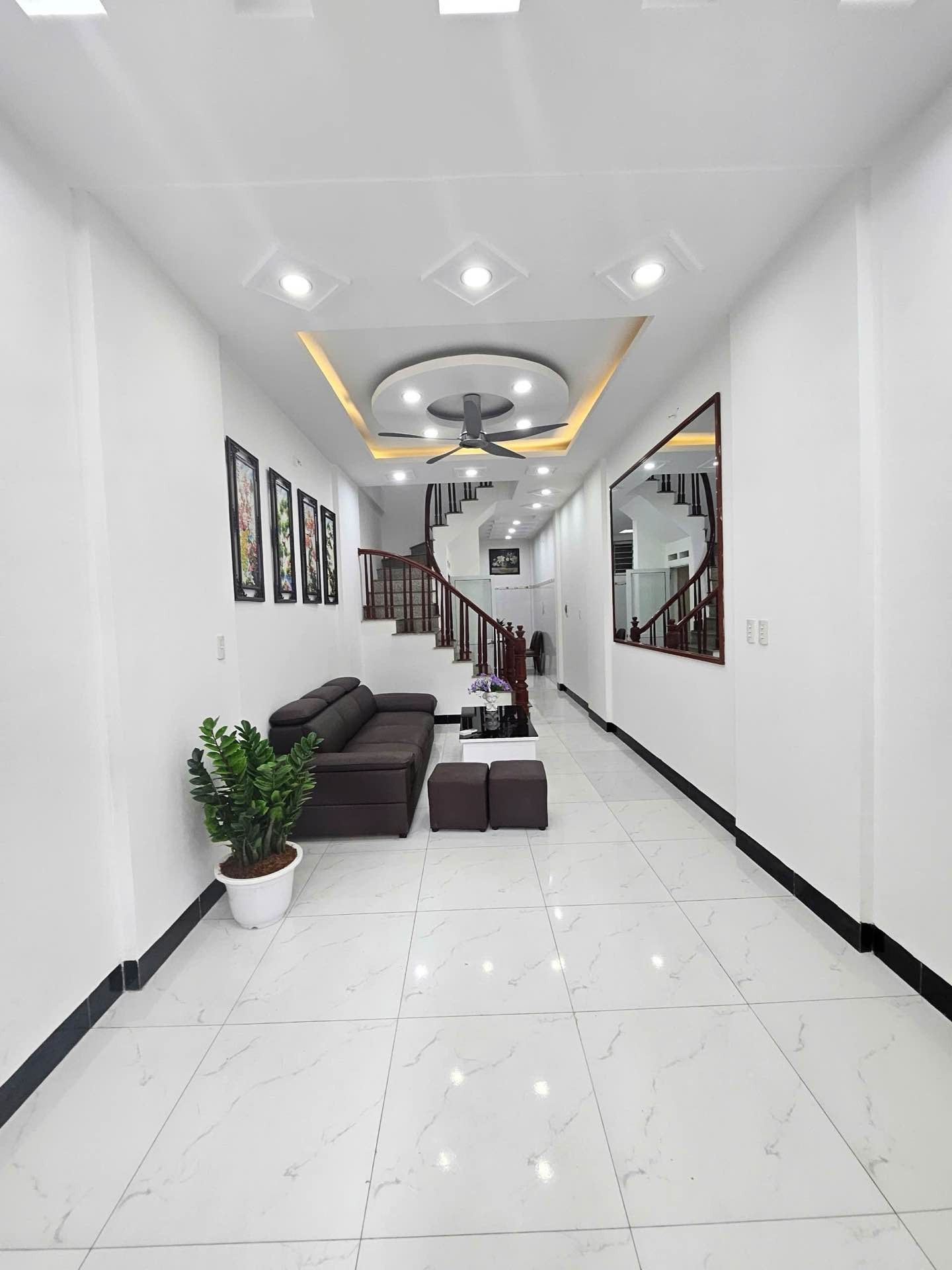 Bán nhà Đại Từ - diện tích 40m2 4 tầng - Nhà đẹp hiếm có - giá 9,35 tỷ