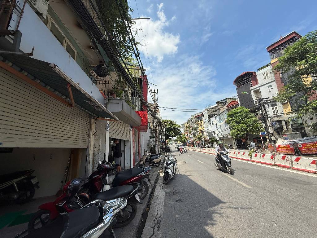 Bán nhà Minh Khai - diện tích 46m2 3 tầng - Nhà đẹp, vỉa hè rộng - giá 11,2 tỷ