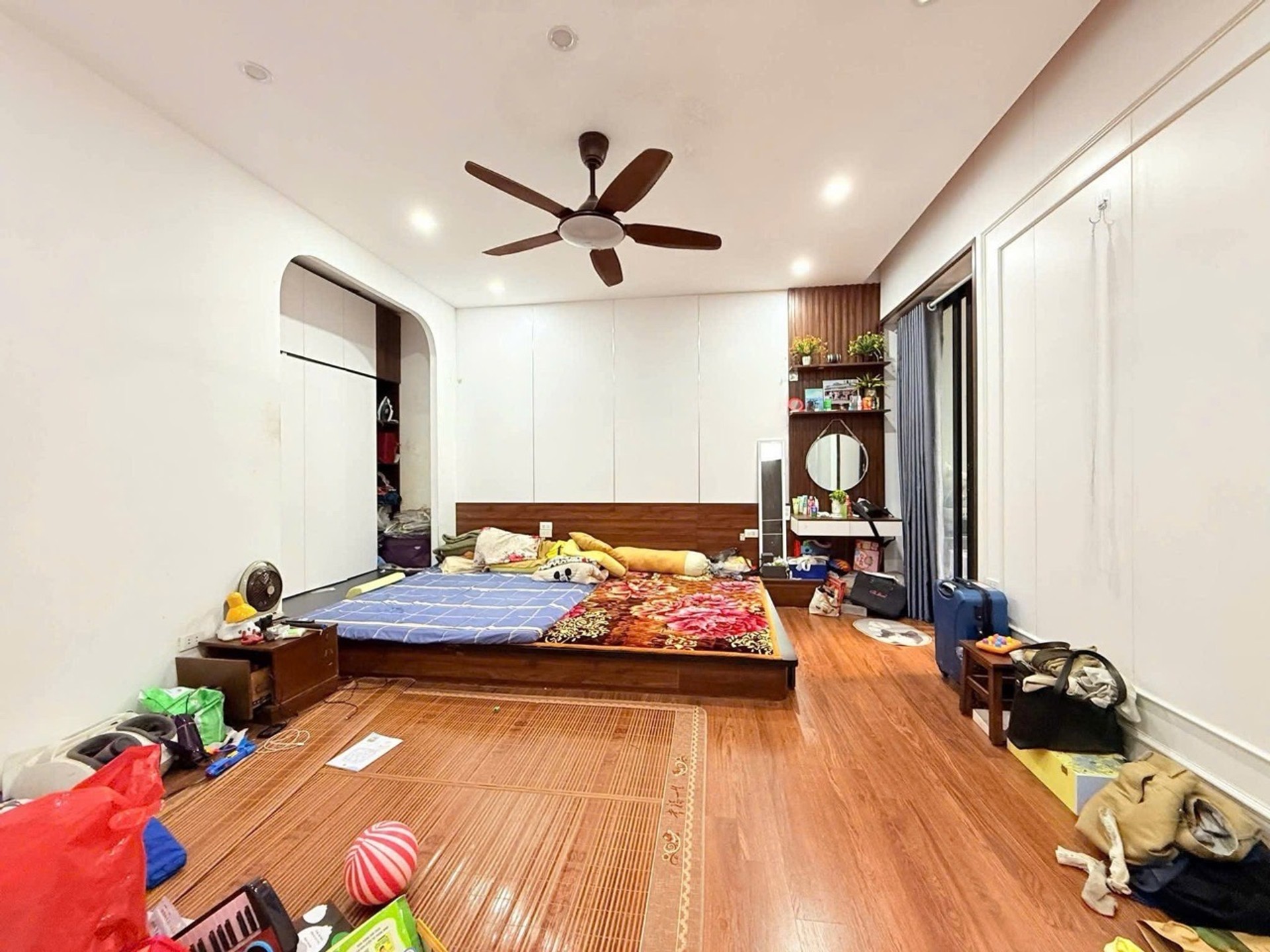 Bán nhà Hoàng Văn Thái - diện tích 64m2 4 tầng - Ô TÔ 20M - giá 12,5 tỷ