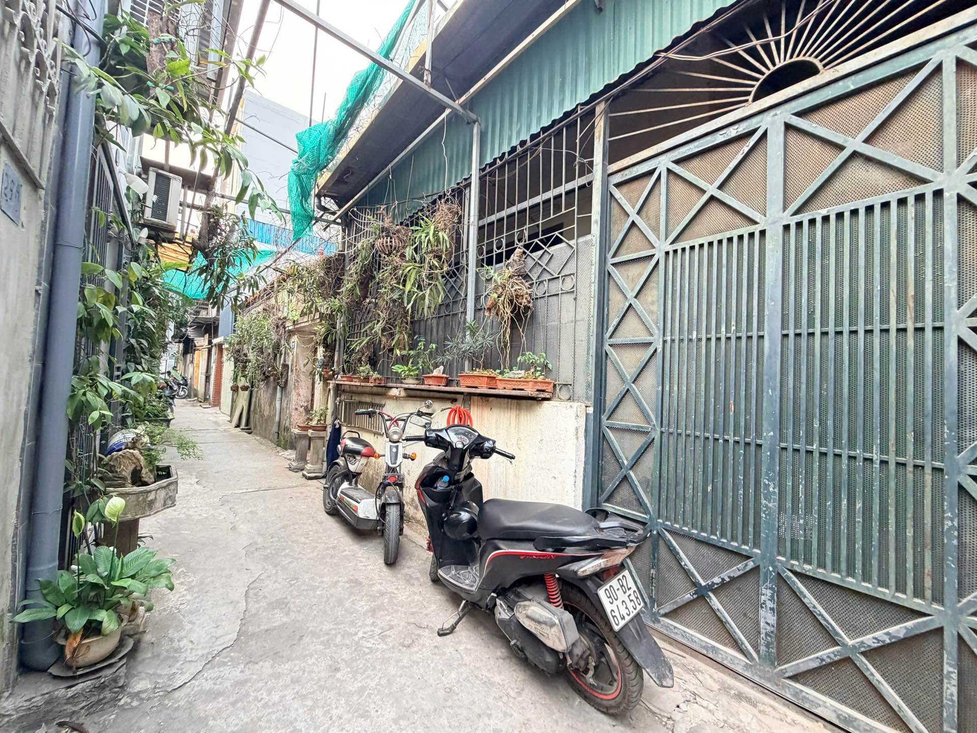 Bán nhà Lê Trọng Tấn - diện tích 31m2 2 tầng - ngõ ba gác đỗ cửa - giá 2,3 tỷ