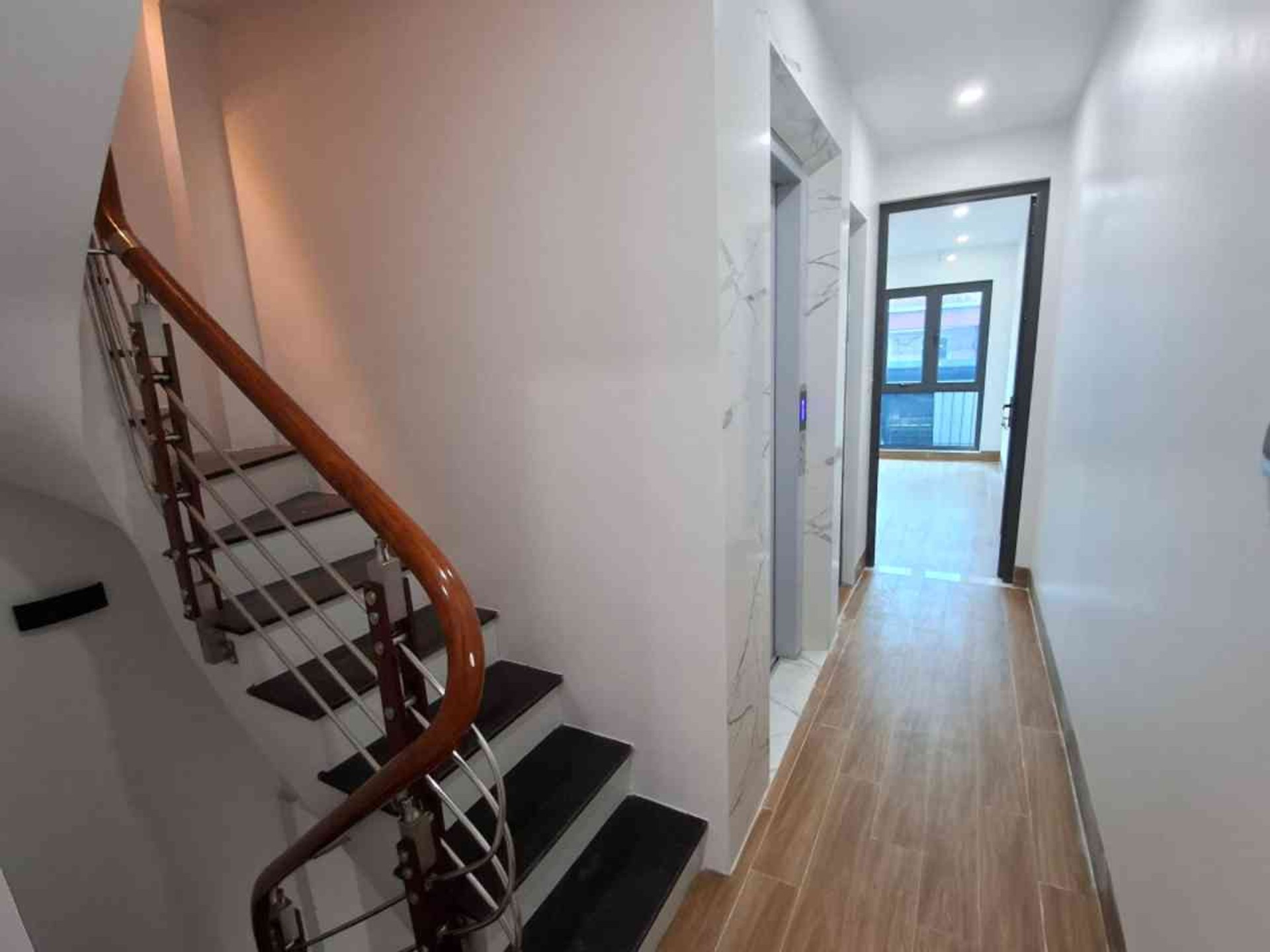 Bán nhà Bạch Đằng - diện tích 37m2 6 tầng - thang máy, sát ô tô - giá 8,5 tỷ