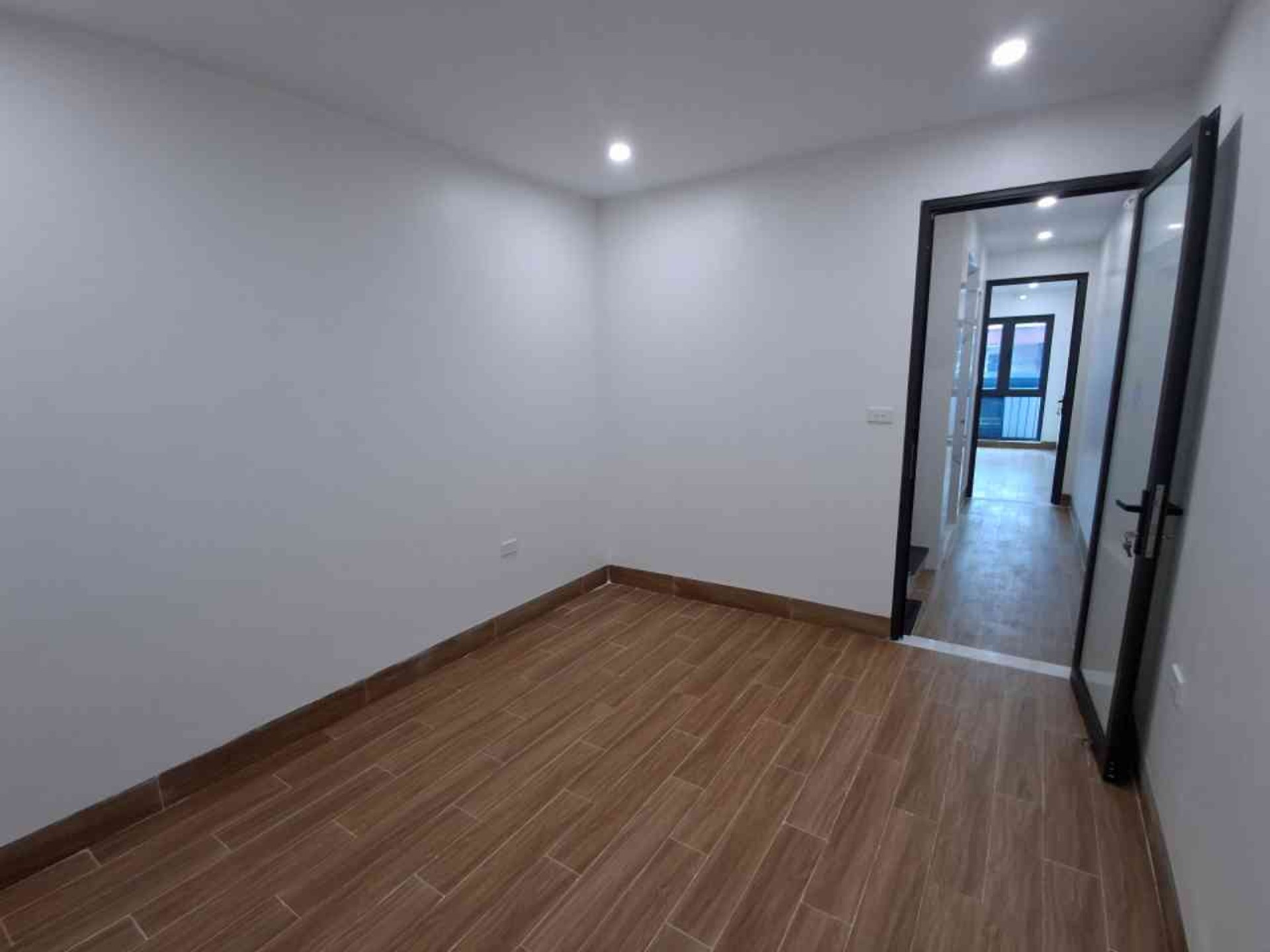 Bán nhà Bạch Đằng - diện tích 37m2 6 tầng - thang máy, sát ô tô - giá 8,5 tỷ