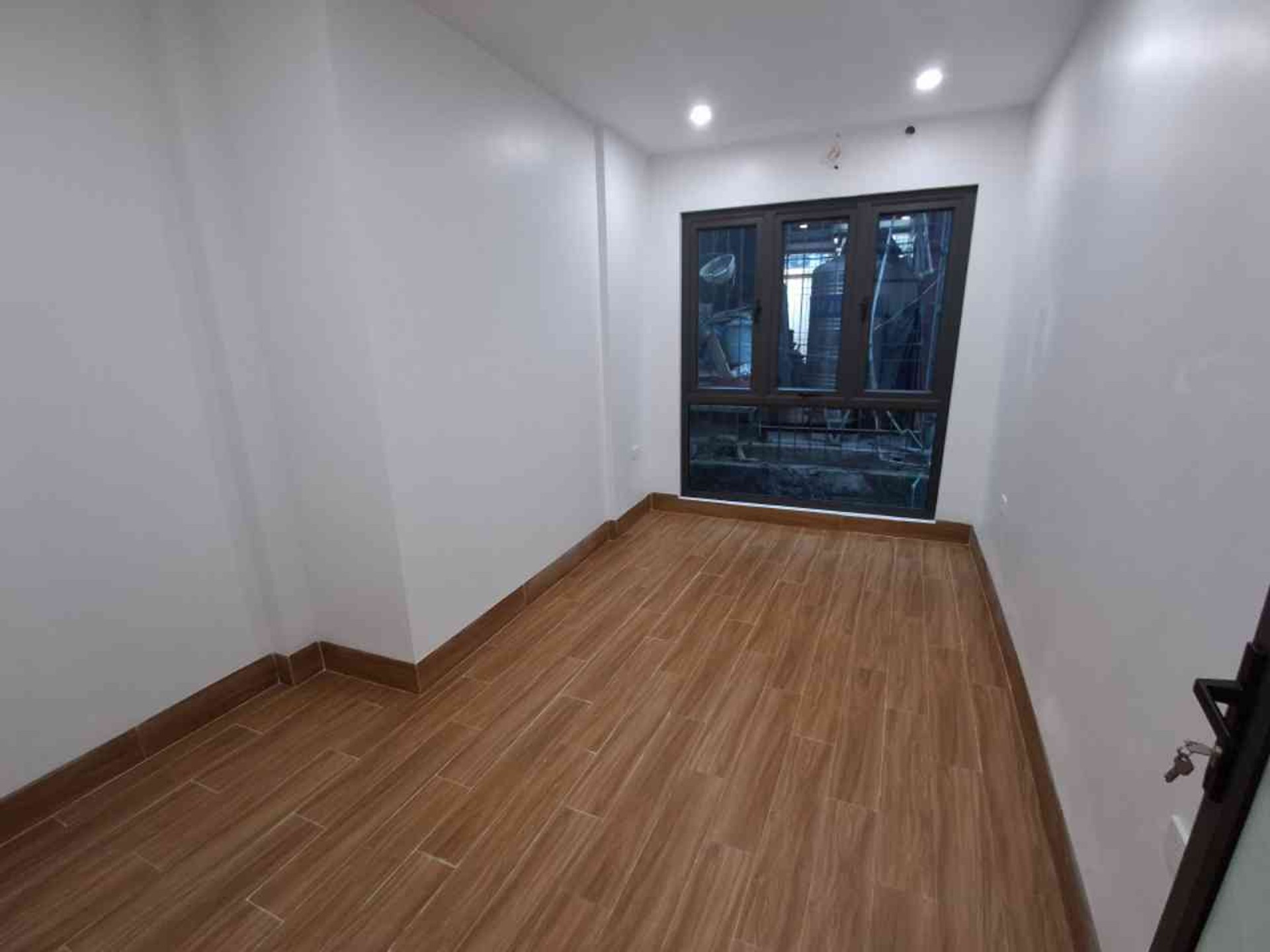 Bán nhà Bạch Đằng - diện tích 37m2 6 tầng - thang máy, sát ô tô - giá 8,5 tỷ