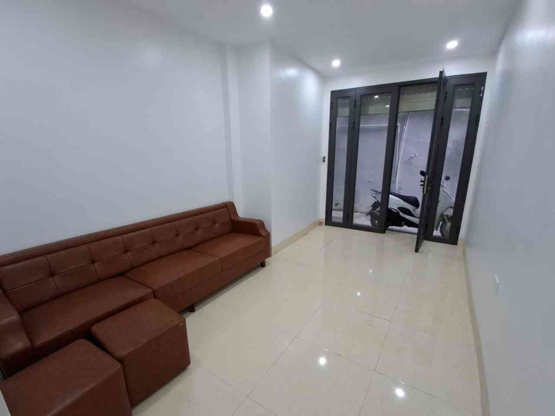 Bán nhà Bạch Đằng - diện tích 37m2 6 tầng - thang máy, sát ô tô - giá 8,5 tỷ