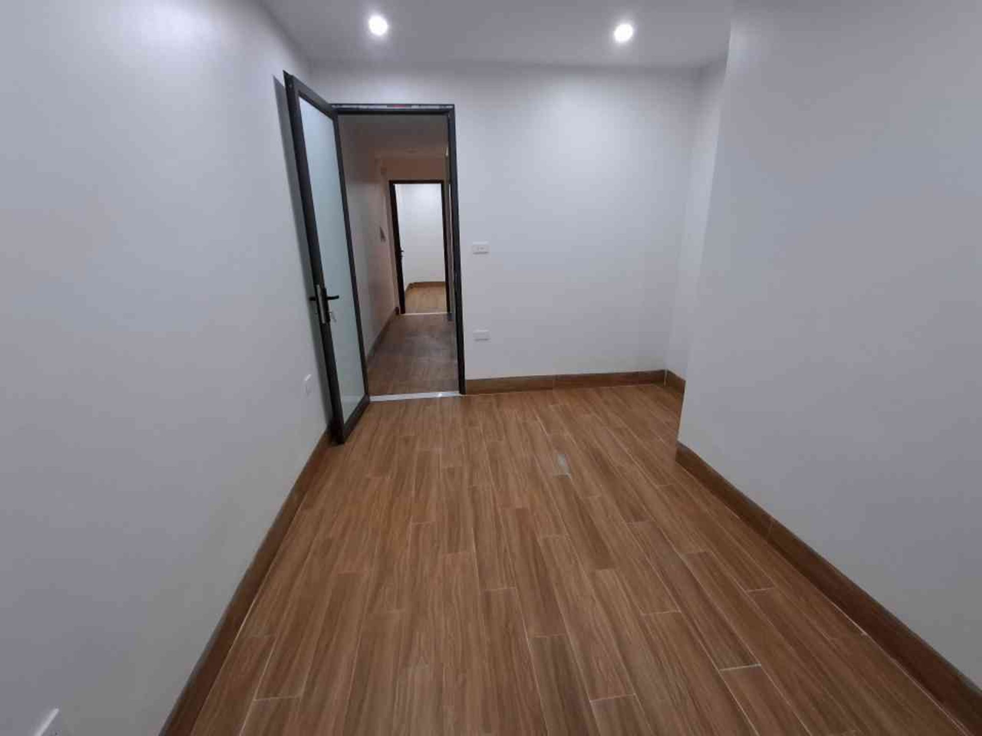 Bán nhà Bạch Đằng - diện tích 37m2 6 tầng - thang máy, sát ô tô - giá 8,5 tỷ
