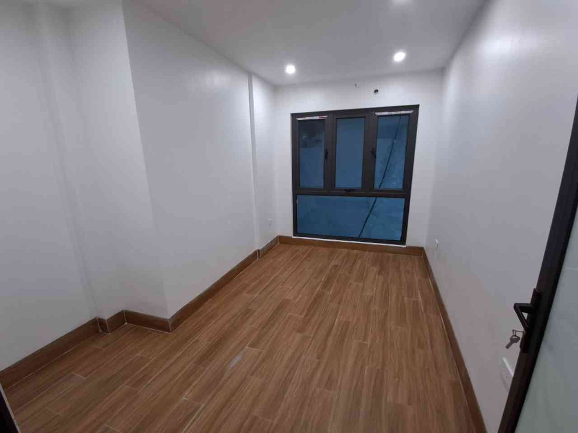 Bán nhà Bạch Đằng - diện tích 37m2 6 tầng - thang máy, sát ô tô - giá 8,5 tỷ