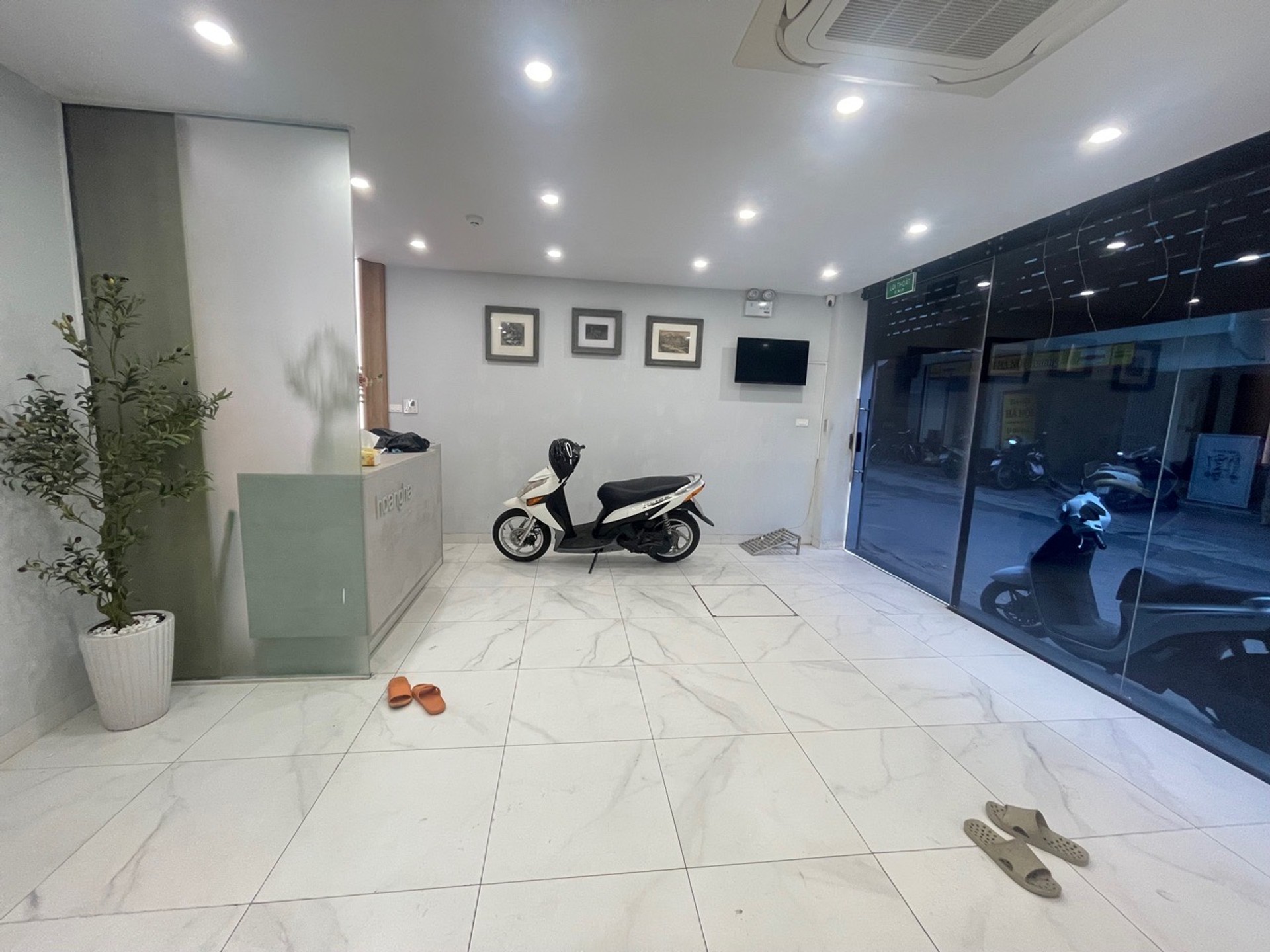 Bán nhà Hoàng Văn Thái - diện tích 44m2 7 tầng - Nhà đẹp đẳng cấp thượng lưu - giá 33 tỷ