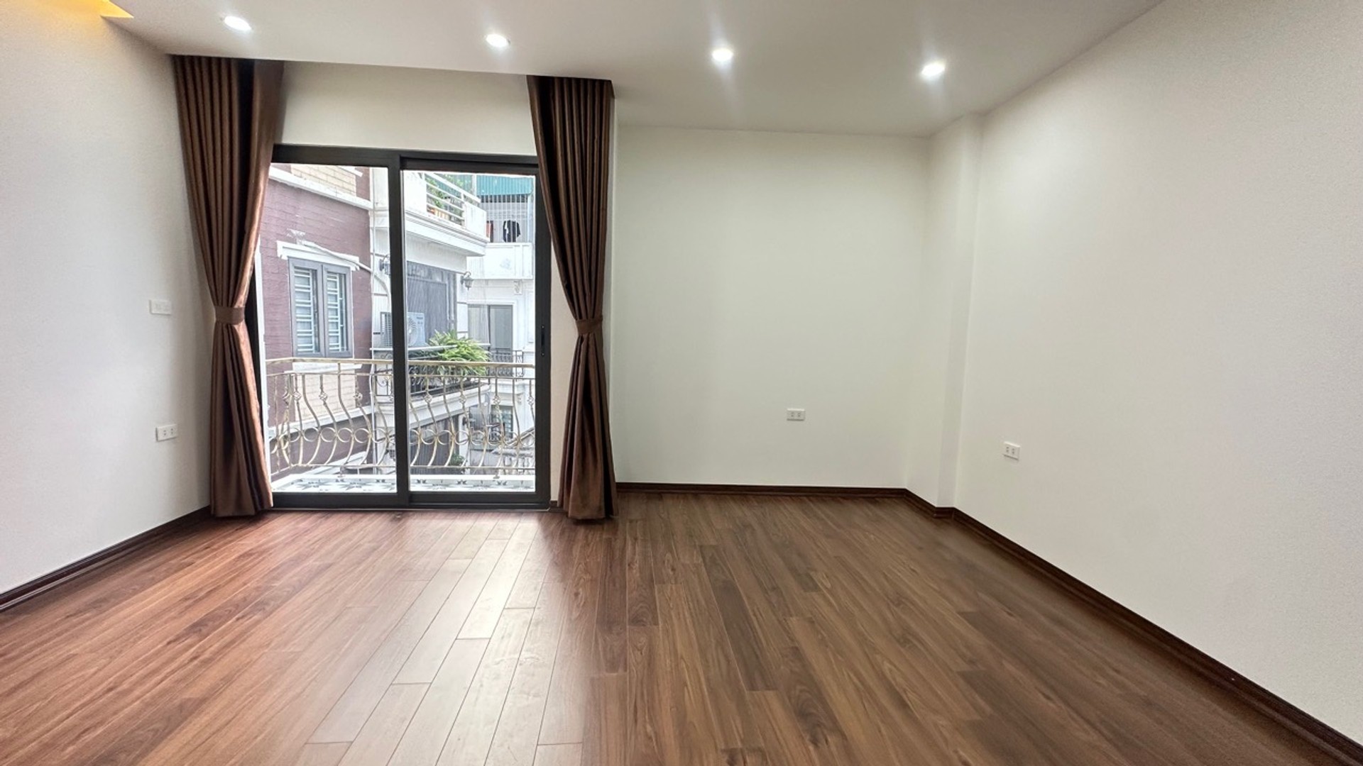 Bán nhà Hồng Mai - diện tích 55m2 5 tầng - Thang máy chạy vù vù - giá 12,6 tỷ