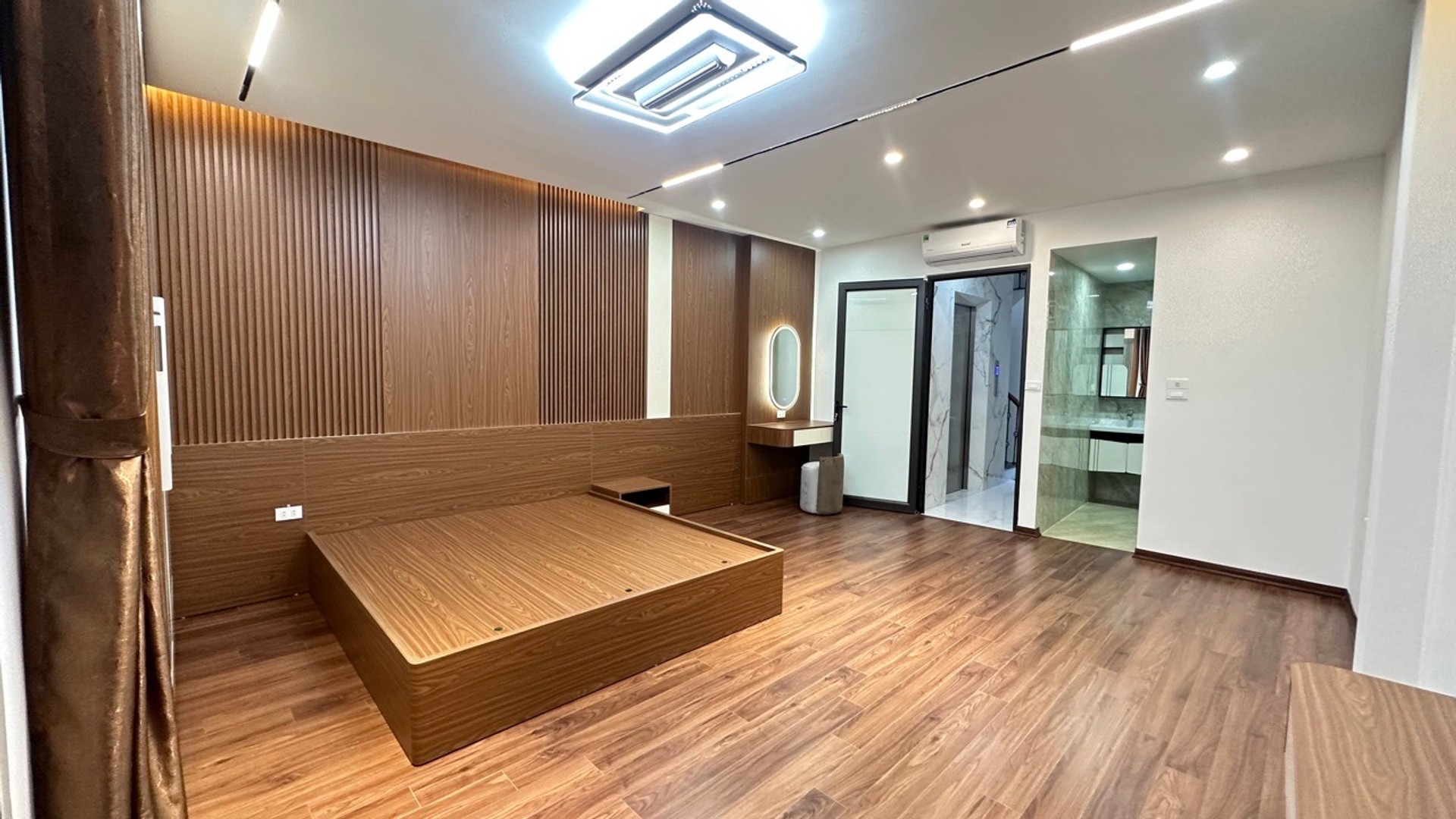 Bán nhà Hồng Mai - diện tích 55m2 5 tầng - Thang máy chạy vù vù - giá 12,6 tỷ