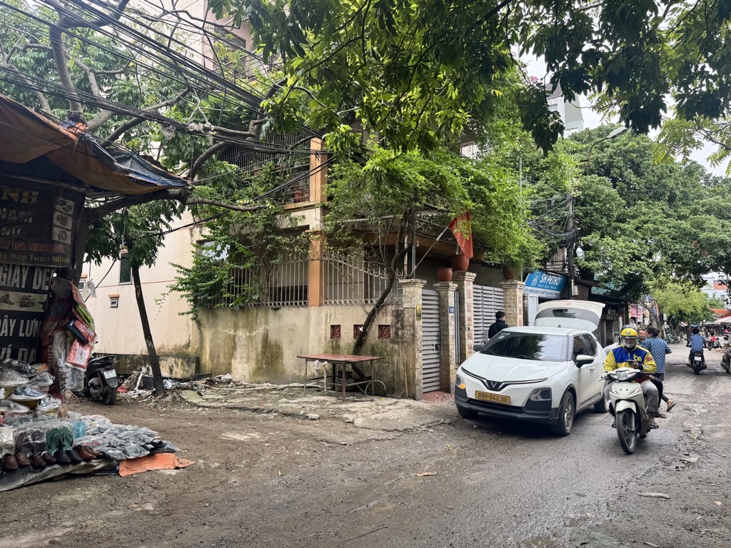 Bán nhà Bằng B - diện tích 50m2 6 tầng - ô tô vào thoải mái - giá 13,8 tỷ