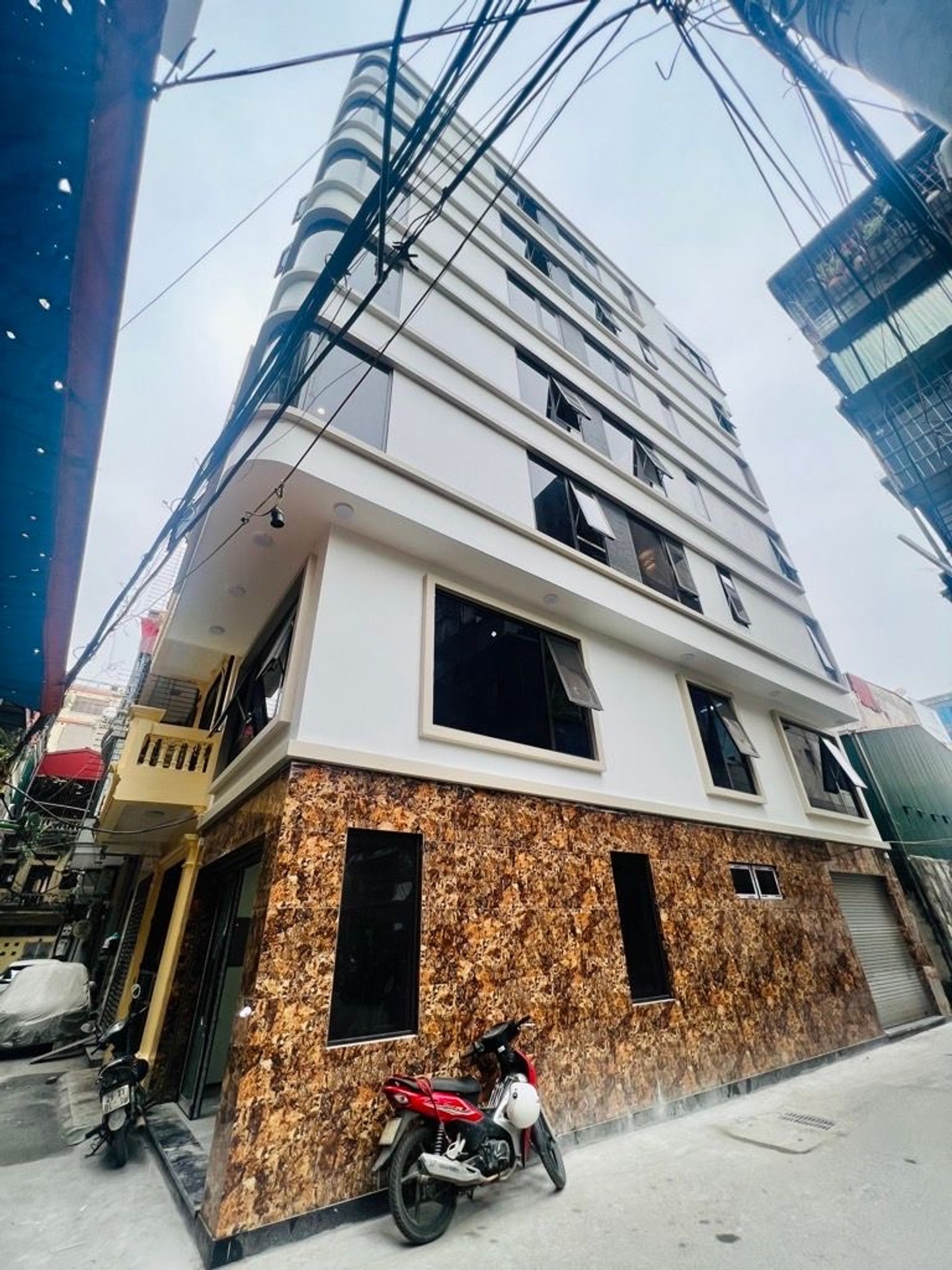 Bán nhà Nguyễn Trãi - diện tích 75m2 7 tầng - Lô góc 3 mặt thoáng - giá 29,7 tỷ