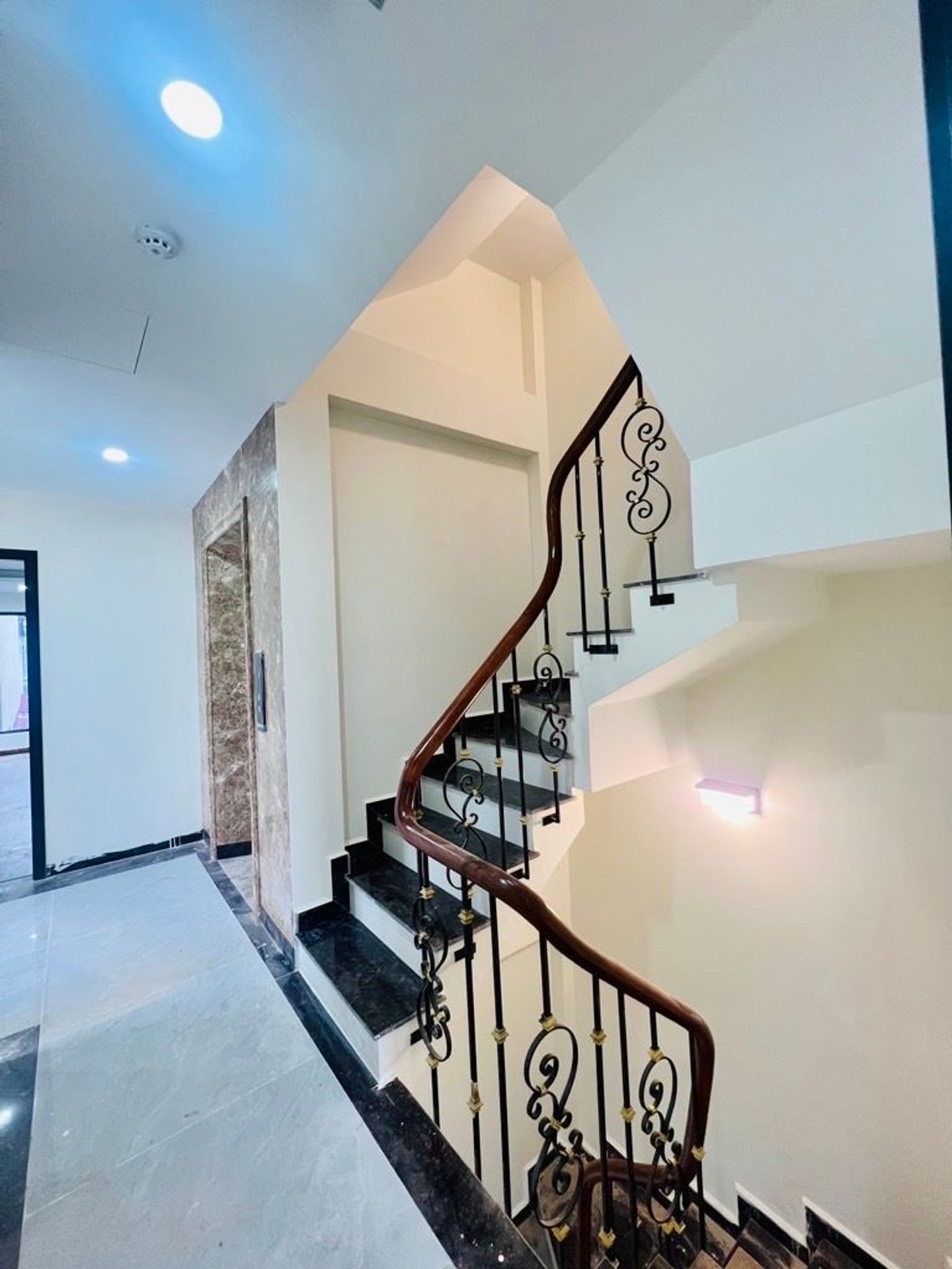 Bán nhà Nguyễn Trãi - diện tích 75m2 7 tầng - Lô góc 3 mặt thoáng - giá 29,7 tỷ