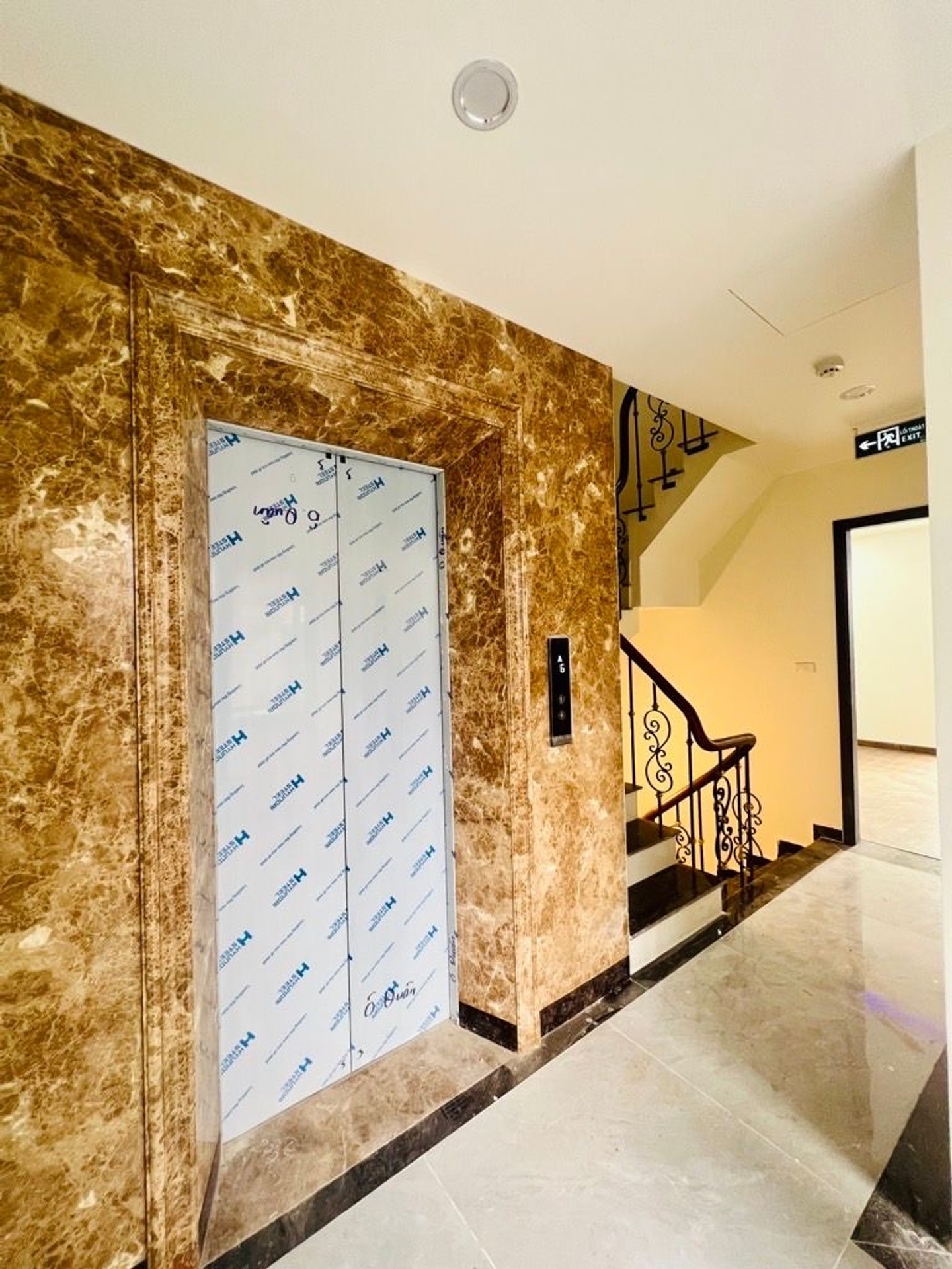 Bán nhà Nguyễn Trãi - diện tích 75m2 7 tầng - Lô góc 3 mặt thoáng - giá 29,7 tỷ