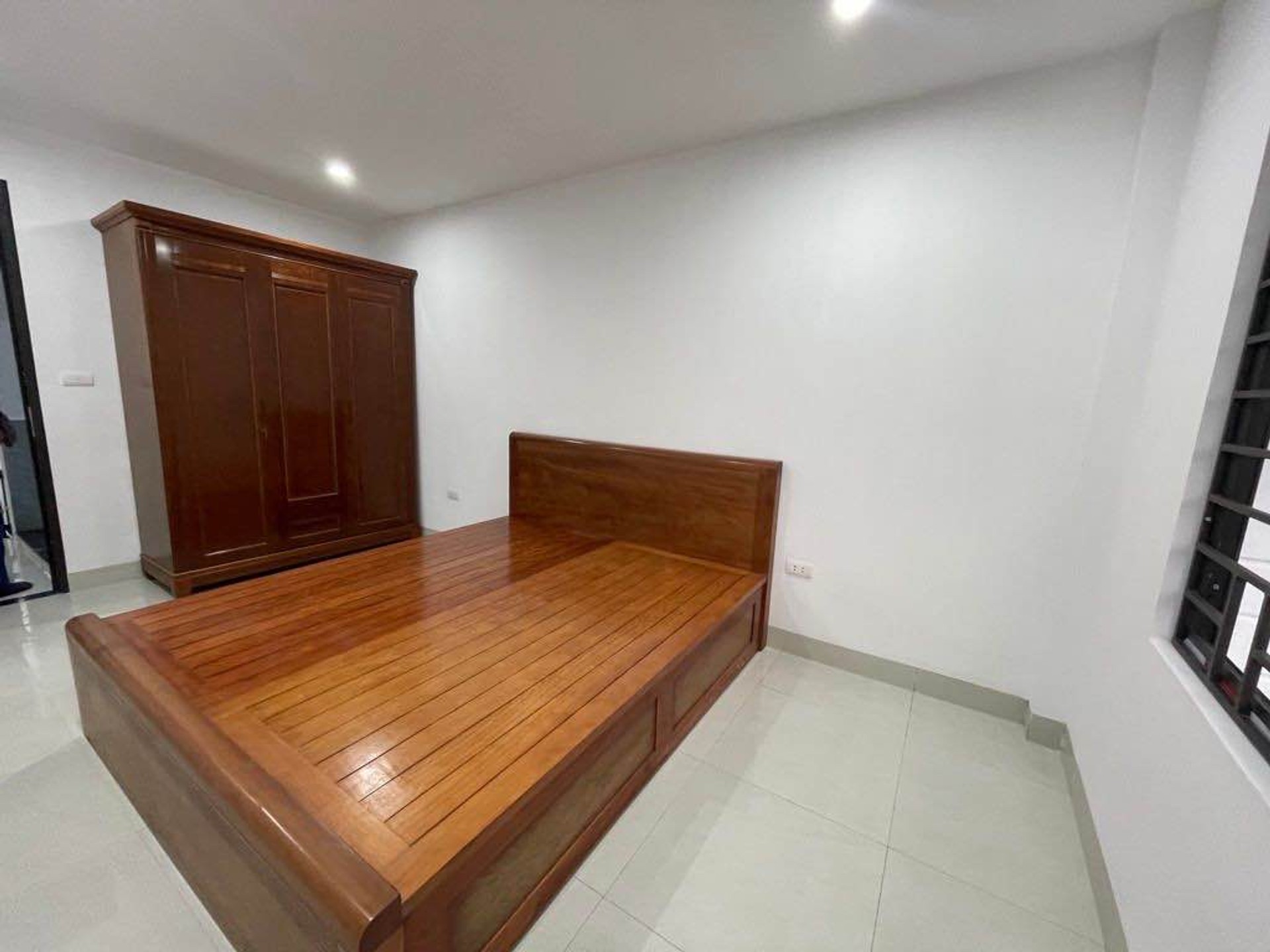 Bán nhà Định Công Thượng - diện tích 30m2 4 tầng - Nhà mới, đầy đủ tiện nghi - giá 9,7 tỷ