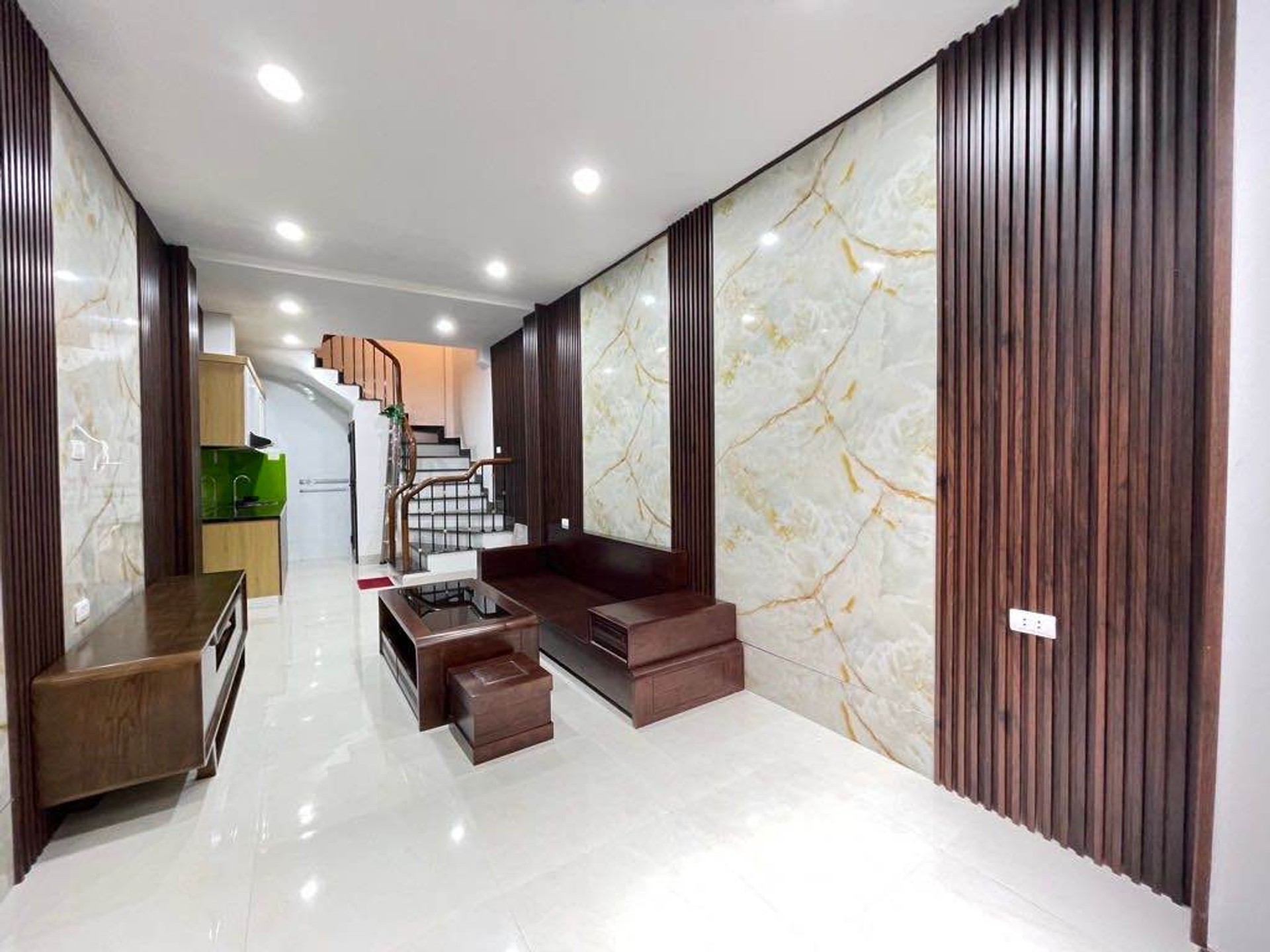 Bán nhà Định Công Thượng - diện tích 30m2 4 tầng - Nhà mới, đầy đủ tiện nghi - giá 9,7 tỷ