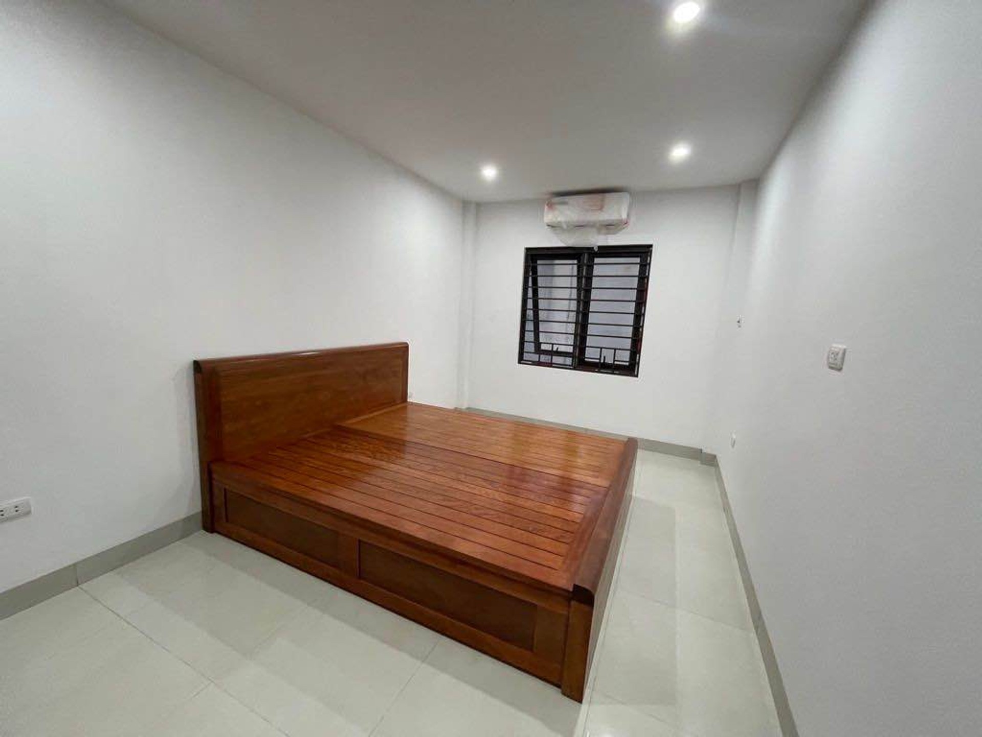 Bán nhà Định Công Thượng - diện tích 30m2 4 tầng - Nhà mới, đầy đủ tiện nghi - giá 9,7 tỷ