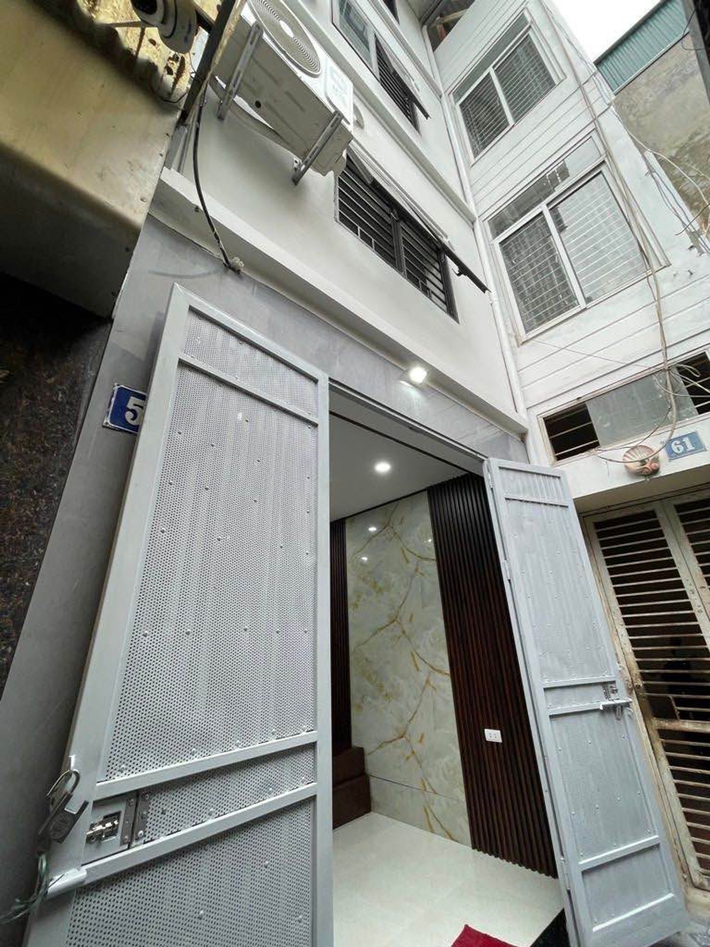 Bán nhà Định Công Thượng - diện tích 30m2 4 tầng - Nhà mới, đầy đủ tiện nghi - giá 9,7 tỷ