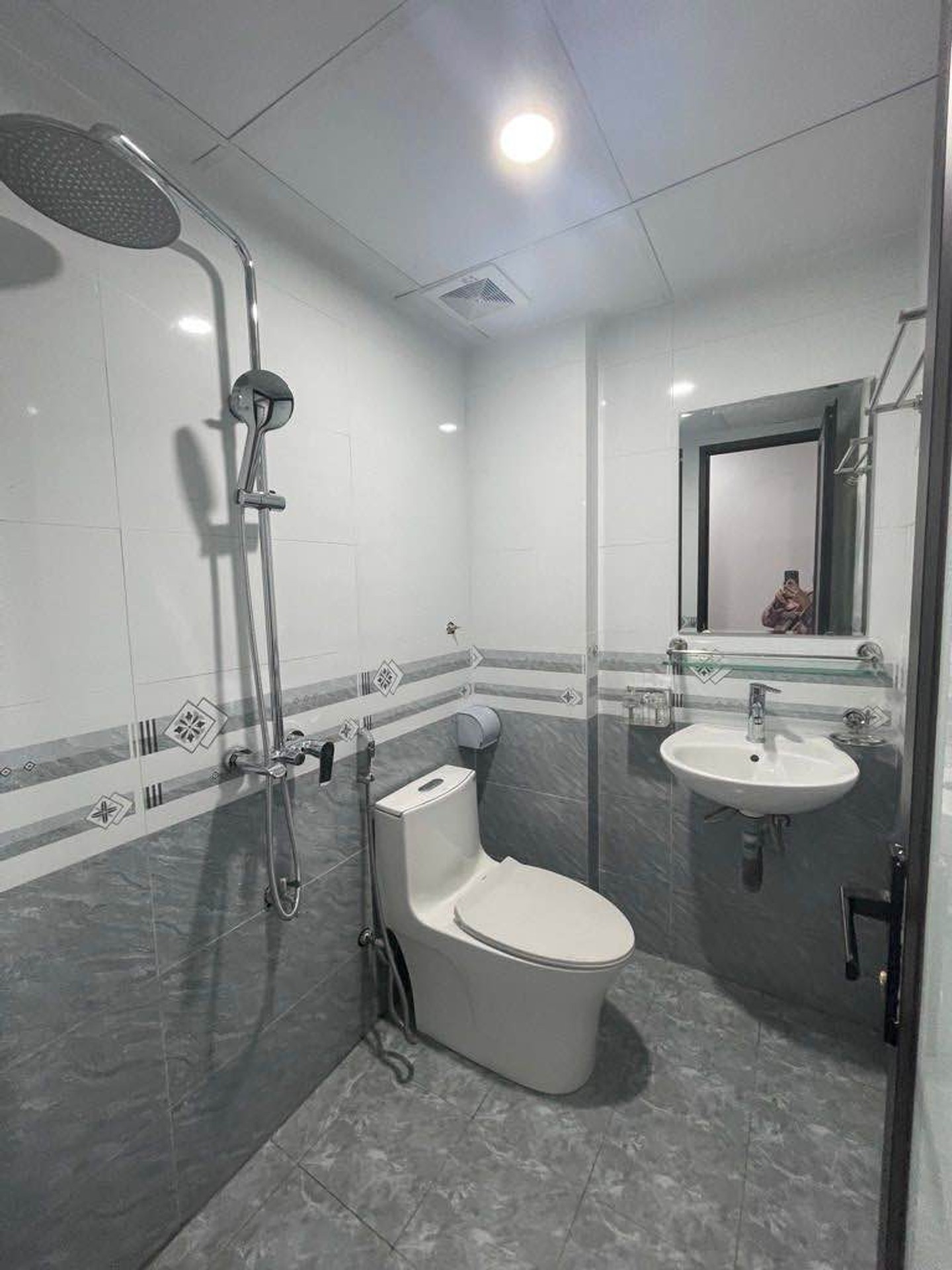 Bán nhà Định Công Thượng - diện tích 30m2 4 tầng - Nhà mới, đầy đủ tiện nghi - giá 9,7 tỷ