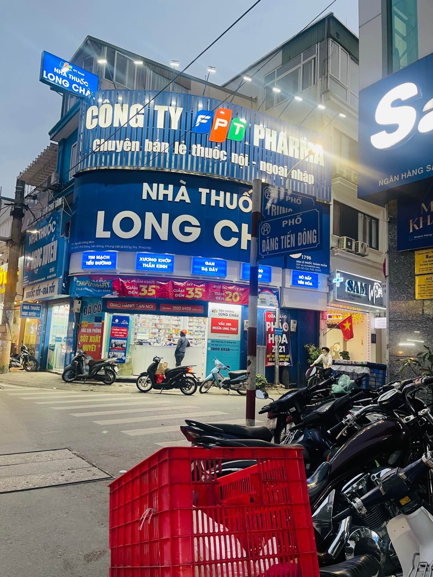 Bán nhà Đặng Tiến Đông - diện tích 82m2 3 tầng - Mặt tiền khủng 6,9m - giá 27,2 tỷ