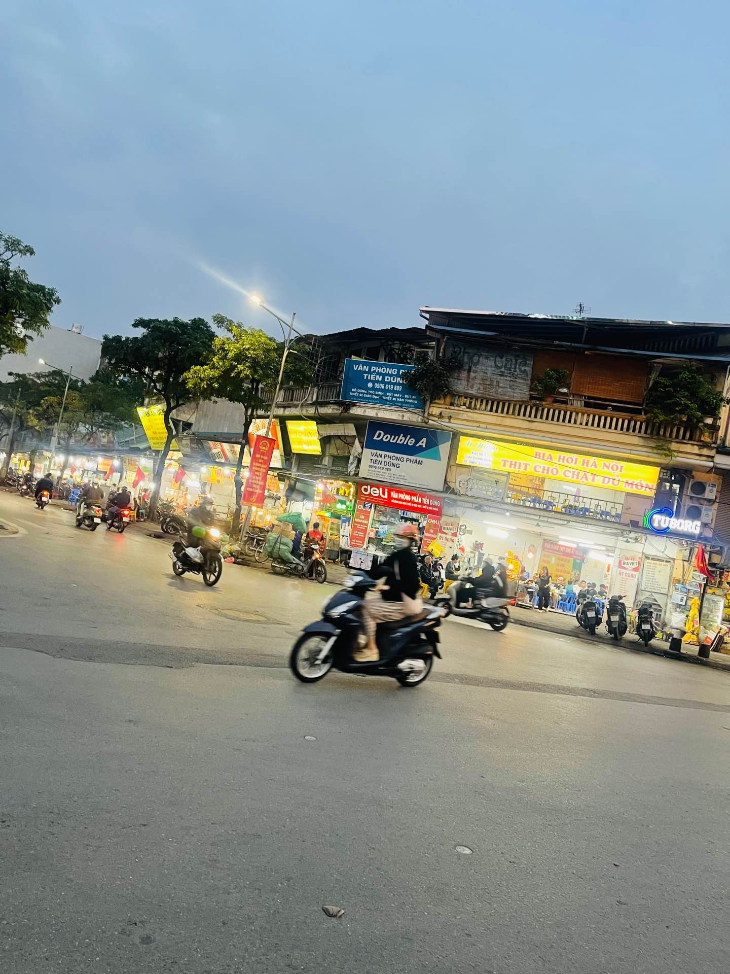 Bán nhà Đặng Tiến Đông - diện tích 82m2 3 tầng - Mặt tiền khủng 6,9m - giá 27,2 tỷ