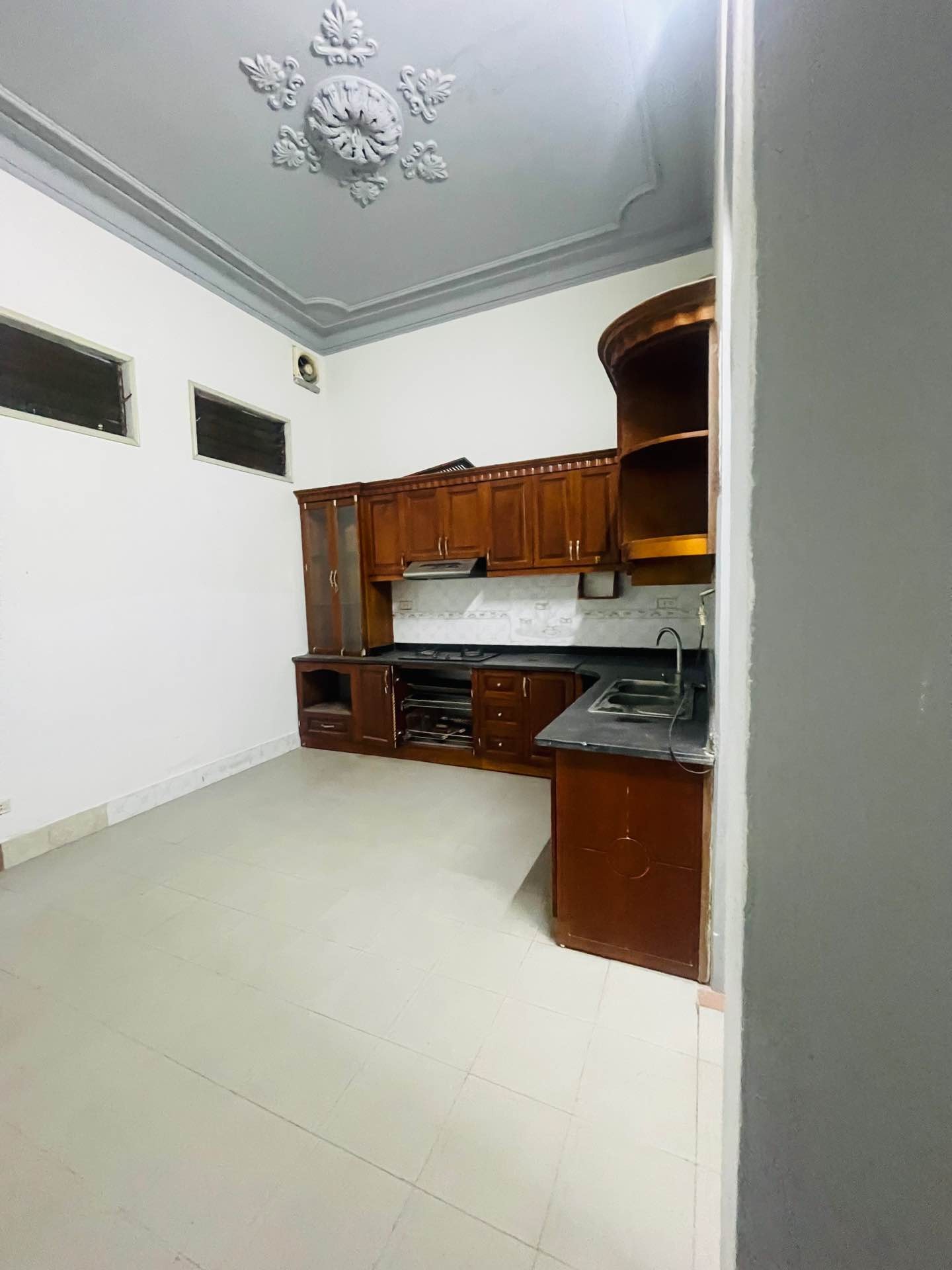 Bán nhà Đặng Tiến Đông - diện tích 82m2 3 tầng - Mặt tiền khủng 6,9m - giá 27,2 tỷ