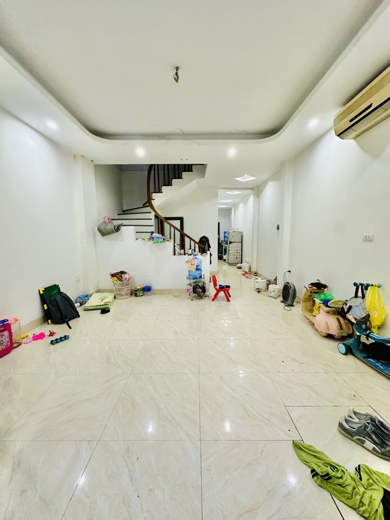 Bán nhà Định Công Hạ - diện tích 50m2 2 tầng - Ô tô đỗ cách nhà 30m - giá 2,6 tỷ