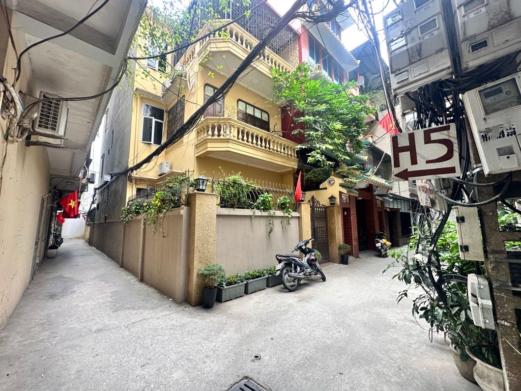 Bán nhà Kim Ngưu - diện tích 107,9m2 3 tầng - Lô góc 3 mặt thoáng - giá 26,8 tỷ