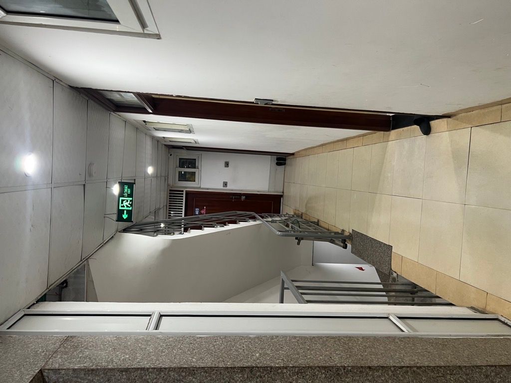 Bán nhà Vân Hồ - diện tích 74m2 6 tầng - Lô góc ô tô đỗ cổng - giá 2,99 tỷ
