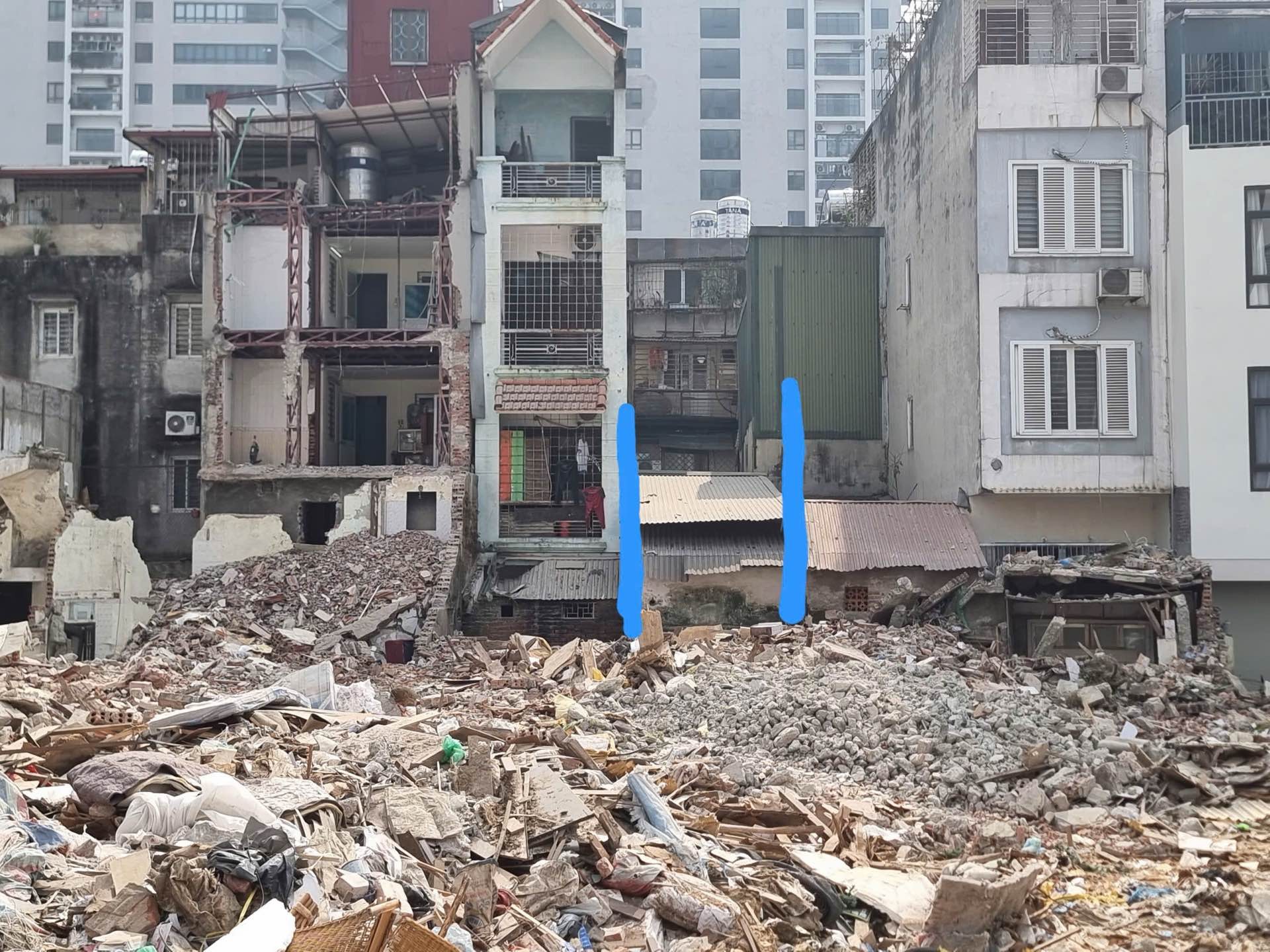 Bán nhà La Thành - diện tích 61.7m2 1 tầng - Mặt phố, mặt ngõ - giá 32 tỷ