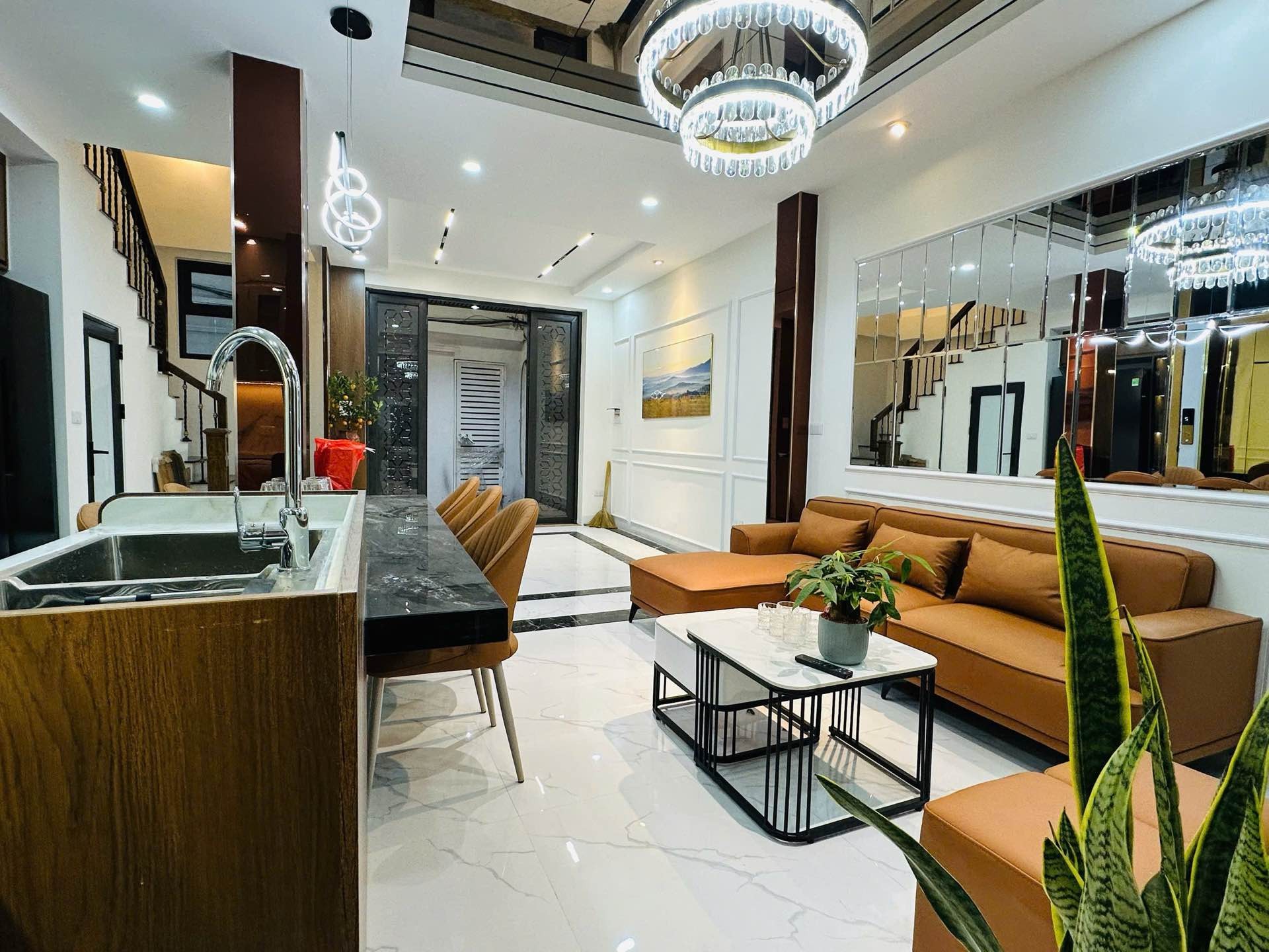 Bán nhà Trương Định - diện tích 47m2 5 tầng - Nhà đẹp - thang máy - giá 11,8 tỷ