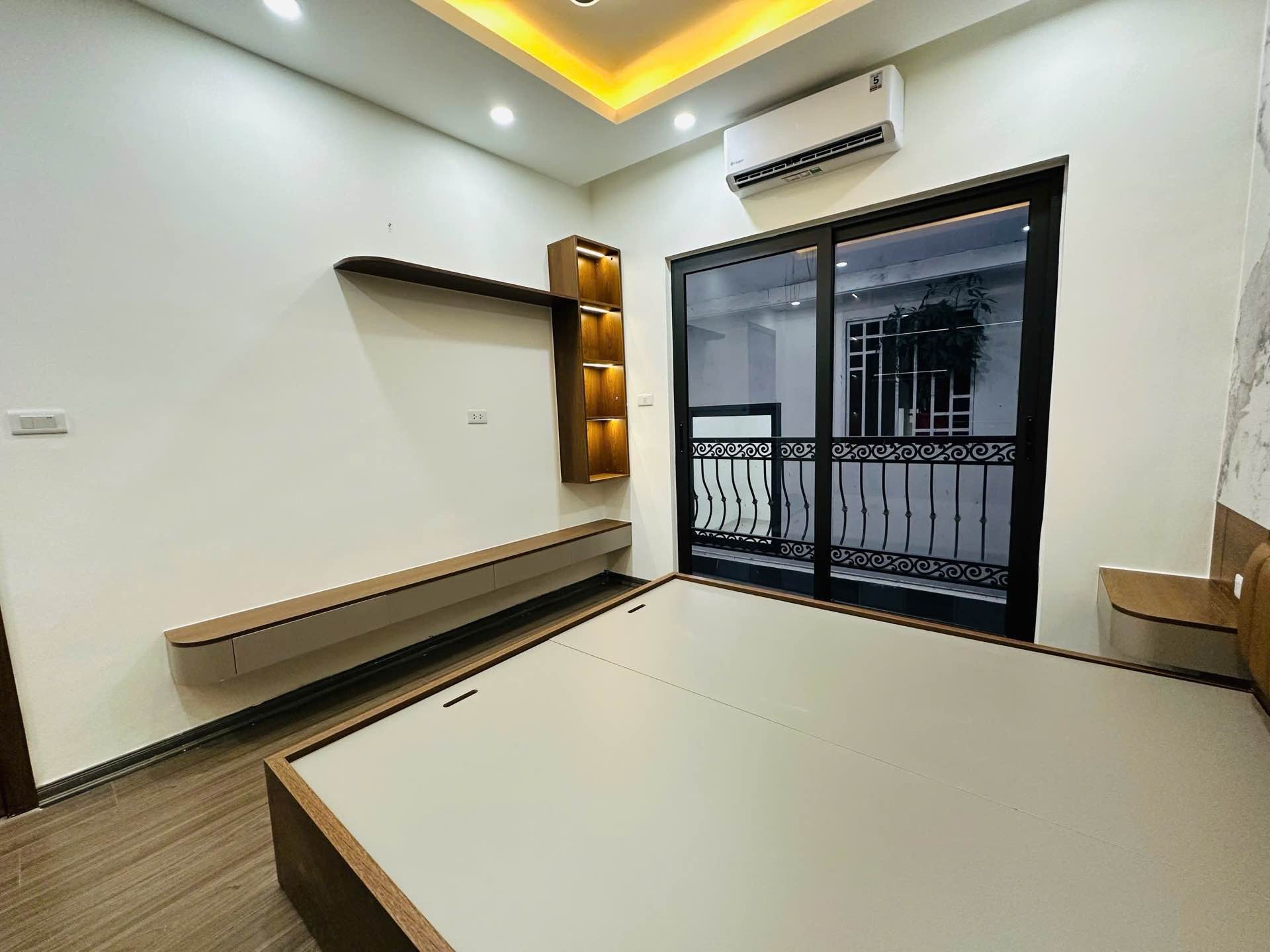 Bán nhà Trương Định - diện tích 47m2 5 tầng - Nhà đẹp - thang máy - giá 11,8 tỷ