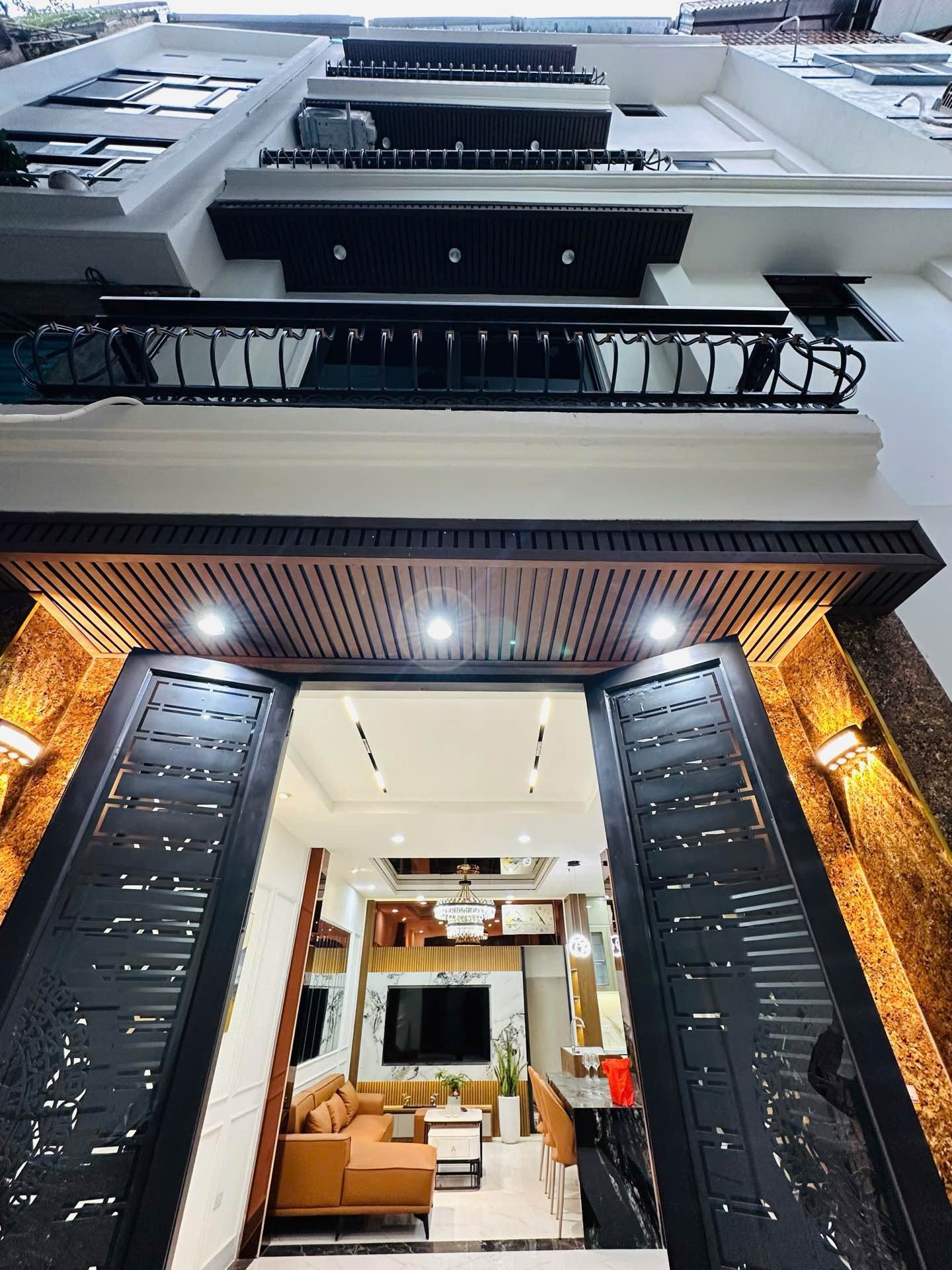 Bán nhà Trương Định - diện tích 47m2 5 tầng - Nhà đẹp - thang máy - giá 11,8 tỷ