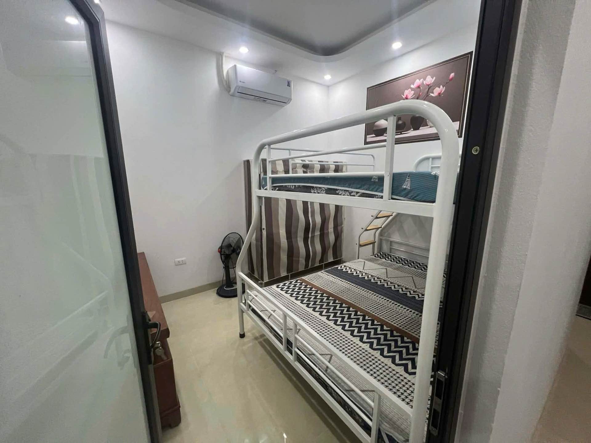 Bán nhà Định Công Hạ - diện tích 56m2 1 tầng - Nhà mới đẹp, chủ tặng toàn bộ nội thất - giá 2,5 tỷ