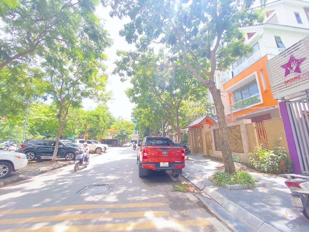 Bán nhà Ngõ 4 KĐT mới Tây Nam hồ Linh Đàm - diện tích 180m2 4 tầng - Lô góc 3 mặt thoáng - giá 75 tỷ