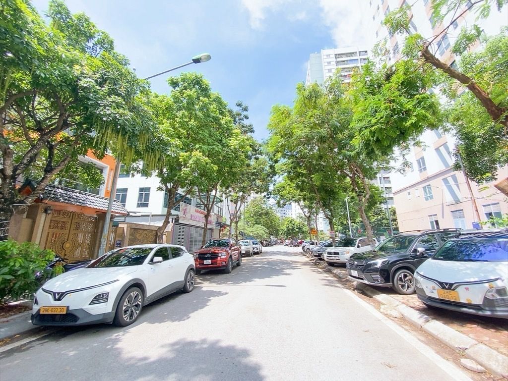 Bán nhà Ngõ 4 KĐT mới Tây Nam hồ Linh Đàm - diện tích 180m2 4 tầng - Lô góc 3 mặt thoáng - giá 75 tỷ