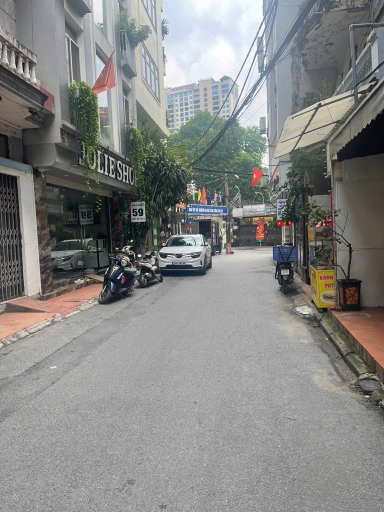 Bán nhà Đường Láng - diện tích 60m2 2 tầng - Ô tô nằm gọn trong nhà - giá 25 tỷ