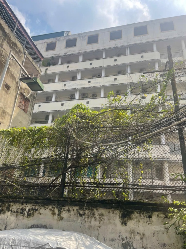 Bán nhà Đường Láng - diện tích 60m2 2 tầng - Ô tô nằm gọn trong nhà - giá 25 tỷ