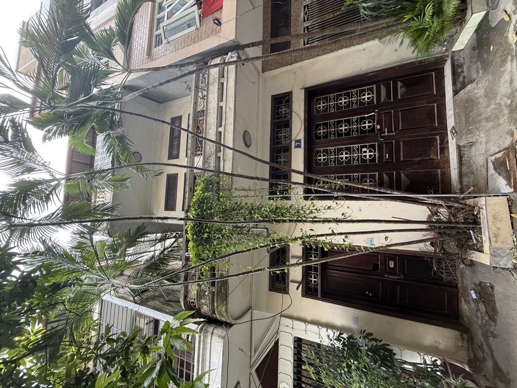 Bán nhà Đường Láng - diện tích 60m2 2 tầng - Ô tô nằm gọn trong nhà - giá 25 tỷ