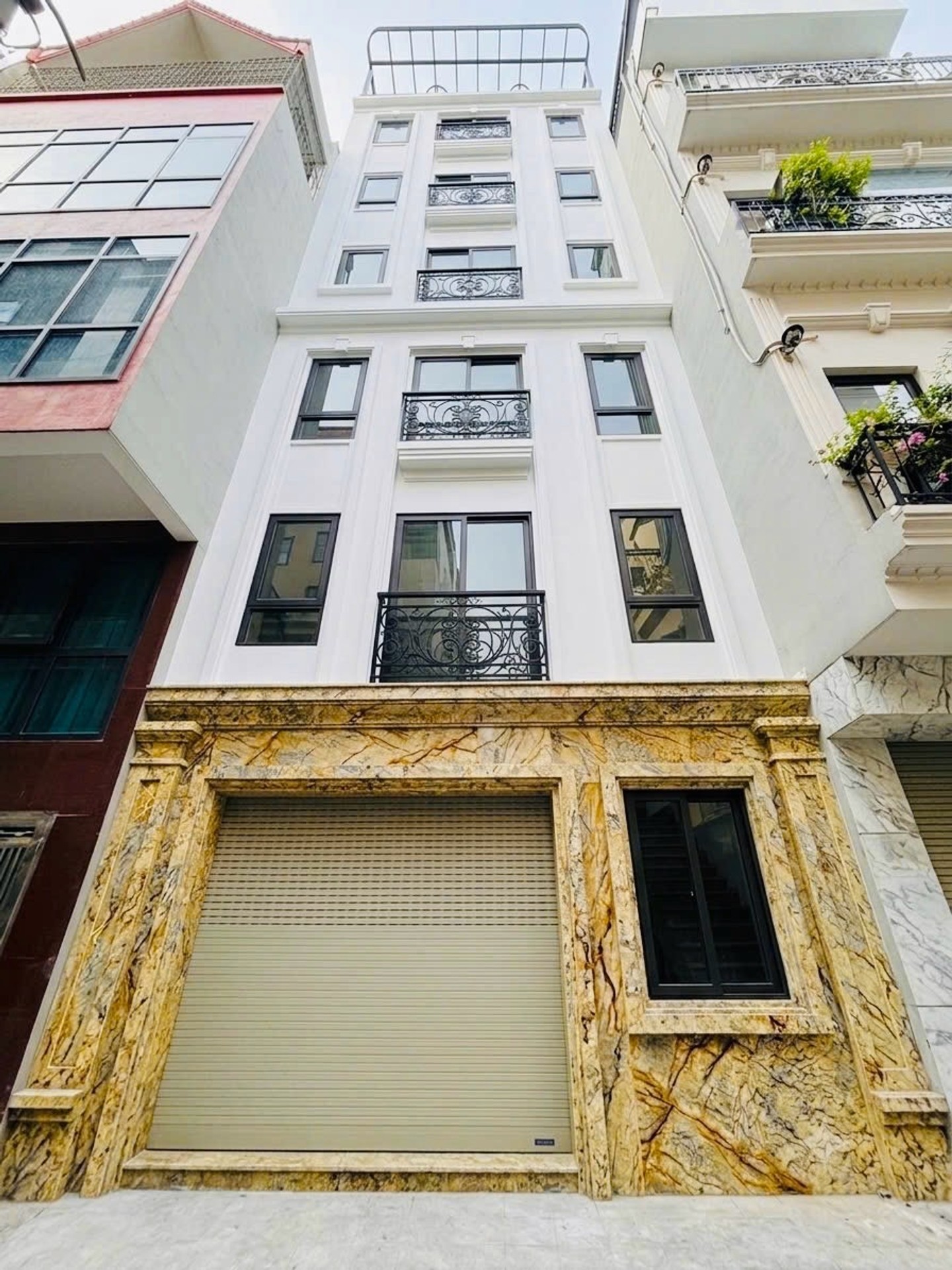 Bán nhà Tân Mai - diện tích 43m2 8 tầng - Ô tô tải tránh - giá 18,5 tỷ