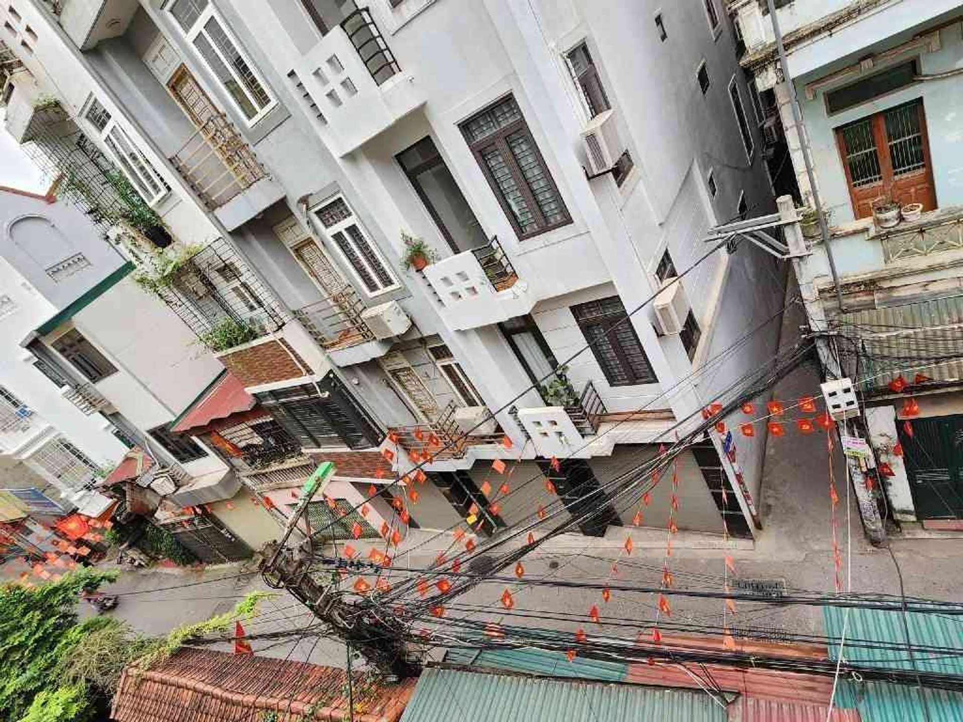 Bán nhà Tân Mai - diện tích 100m2 3 tầng - Mặt ngõ thông đường ô tô tránh - giá 16 tỷ