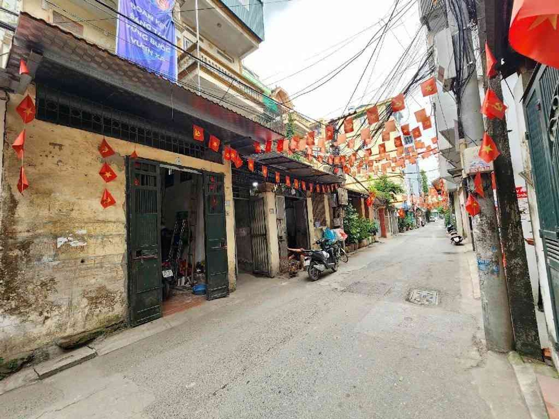 Bán nhà Tân Mai - diện tích 100m2 3 tầng - Mặt ngõ thông đường ô tô tránh - giá 16 tỷ
