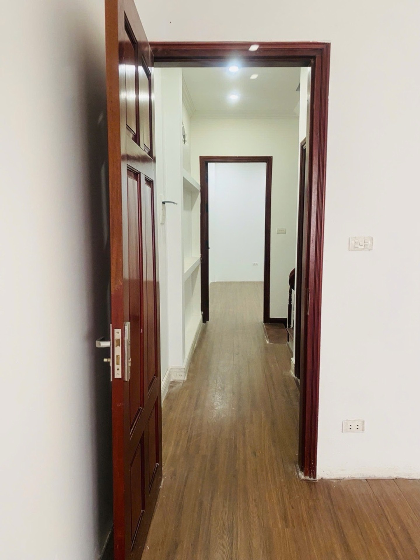 Bán nhà Định Công Thượng - diện tích 51m2 5 tầng - ô tô đỗ cổng - giá 13,9 tỷ