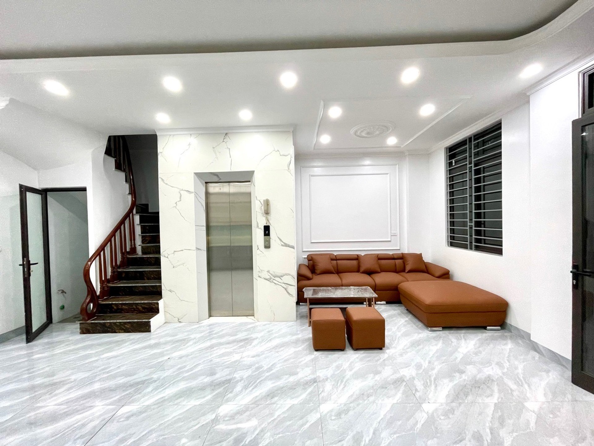 Bán nhà Ngọc Hồi - diện tích 42m2 6 tầng - Nhà đẹp hiếm có - giá 11,9 tỷ