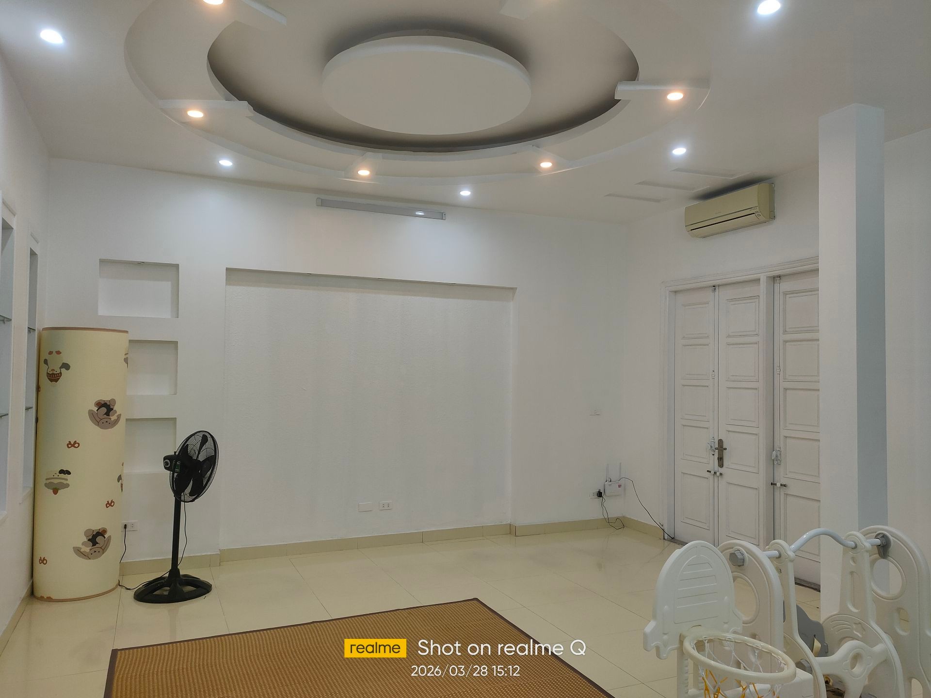 Bán nhà Hoàng Cầu - diện tích 74m2 5 tầng - Gara ô tô, mặt tiền 7,4 tỷ - giá 42 tỷ