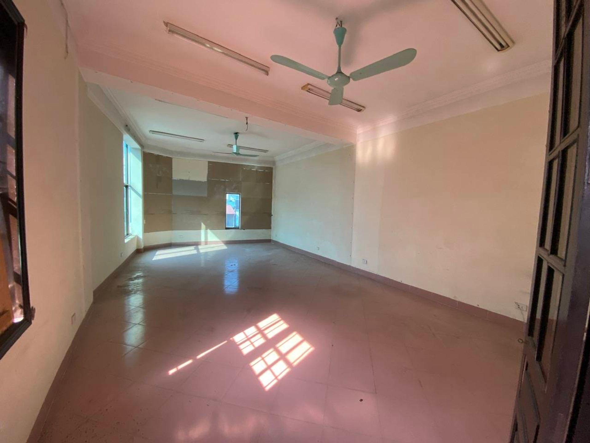 Bán nhà Âu Cơ - diện tích 92m2 5 tầng - Lô góc 2 mặt thoáng - giá 29 tỷ