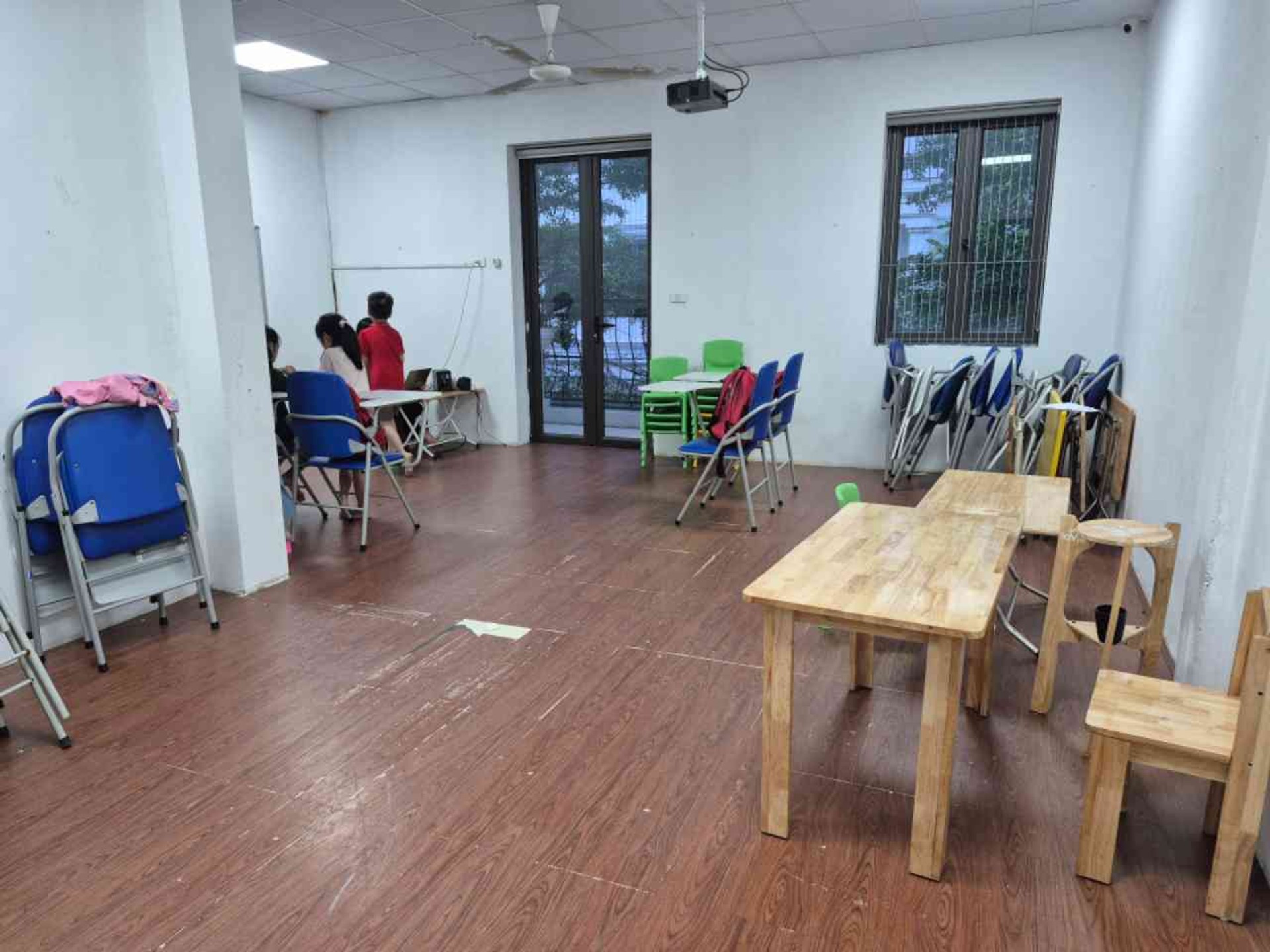 Bán nhà Hoàng Mai - diện tích 105m2 4 tầng - Ô tô tránh - giá 40 tỷ